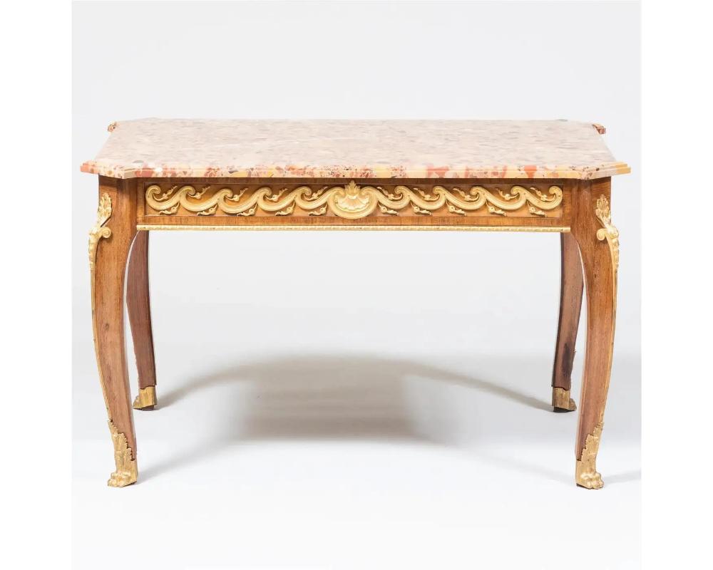 XIXe siècle Table basse française de style Louis XVI en acajou avec ornements en bronze doré, vers 1880 en vente