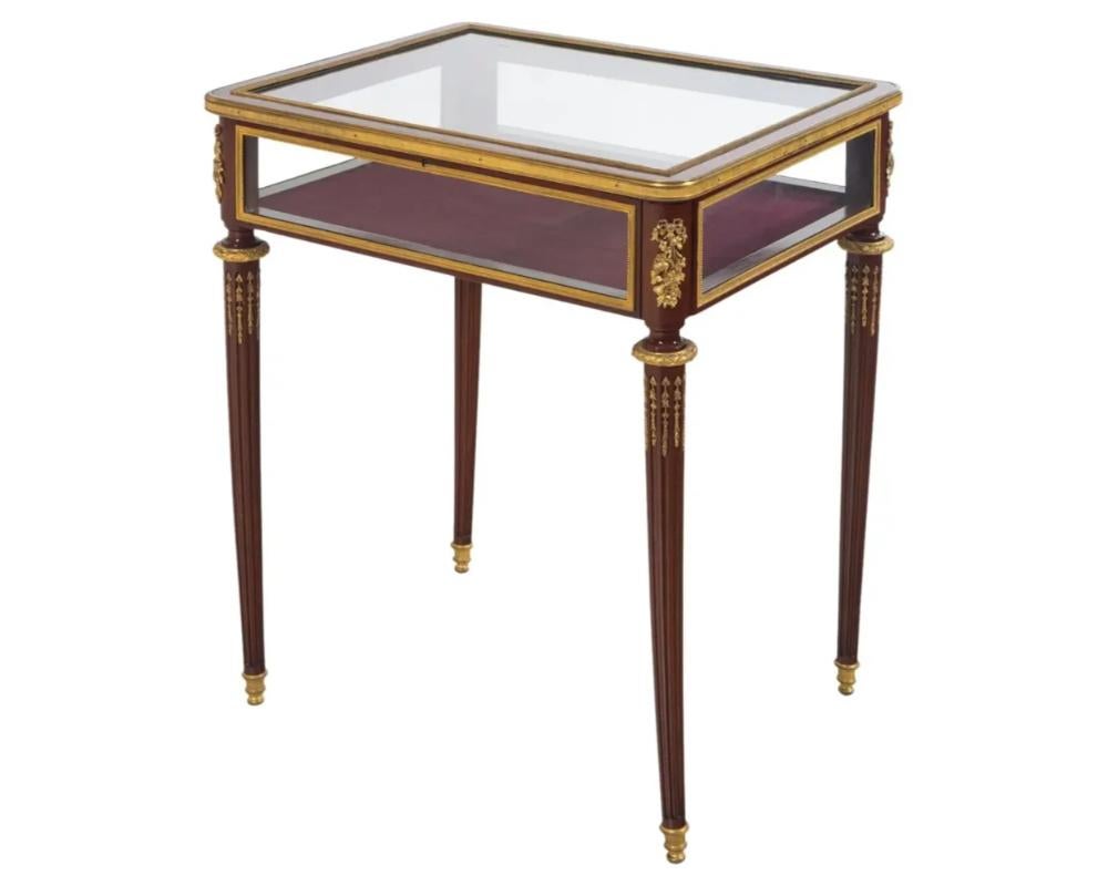 Mesa vitrina francesa de caoba con montura de ormolu de estilo Luis XVI, c. 1880, atribuida a Paul Sormani.
 
Muy buena calidad, bonitas monturas de ormolu en toda la pieza, se presenta muy bien.
 
Medidas: 30