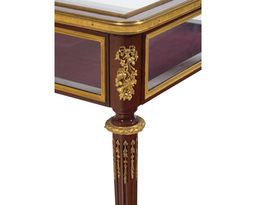 Mesa Vitrina Francesa de Caoba Montada en Ormolu de Estilo Luis XVI, C. 1880 en Bueno estado para la venta en Queens, NY