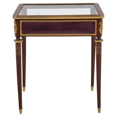 Französischer Vitrine-Tisch aus Mahagoni im Louis-XVI.-Stil mit Goldbronze-Montierung, um 1880