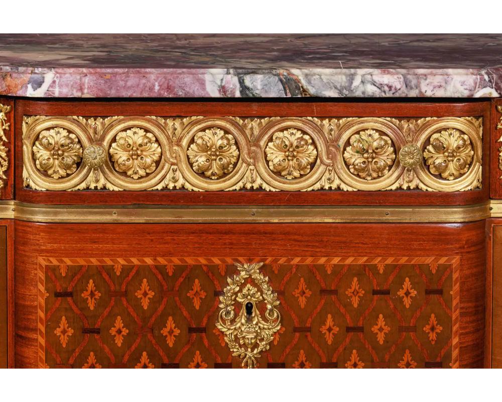 Commode francese in stile Luigi XVI con intarsio e parquette montata su ormolu in vendita 3