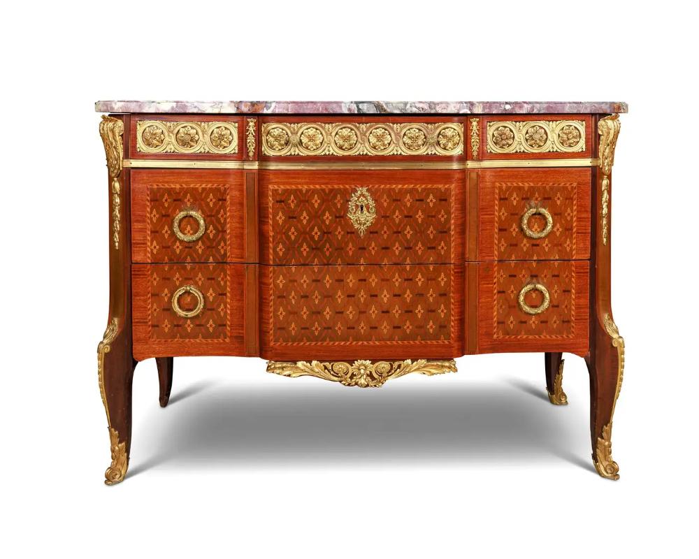 Un'ottima commode francese del XIX secolo finemente cesellata o montata in legno di re, tulipano e satinwood intarsiato e parquet con piano in marmo Breche Violette originale. Con tre grandi cassetti e tiretti ad anello in ormù e un cassetto