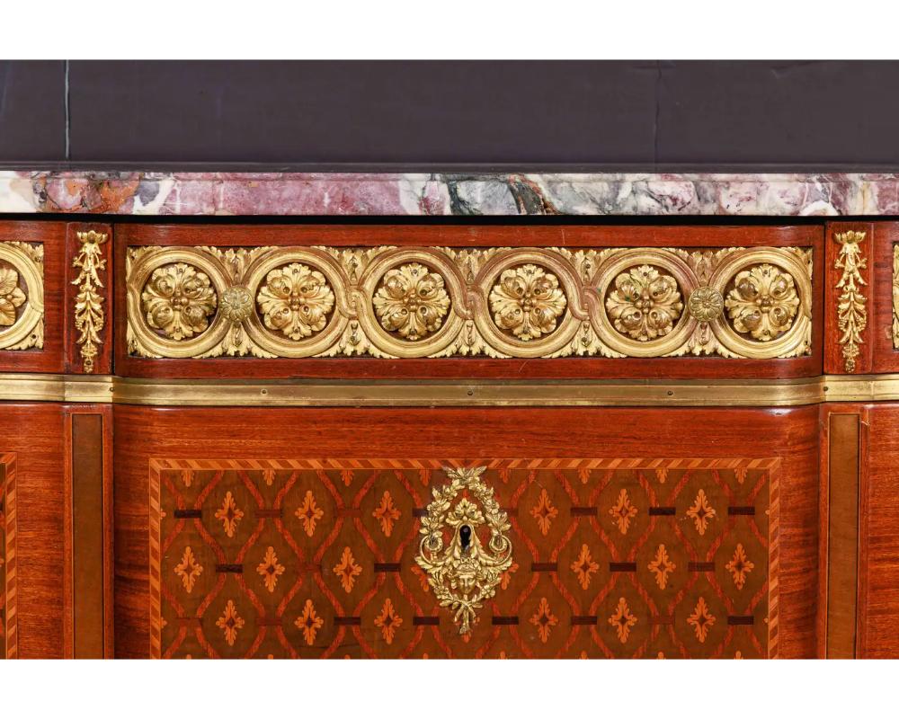 Francese Commode francese in stile Luigi XVI con intarsio e parquette montata su ormolu in vendita
