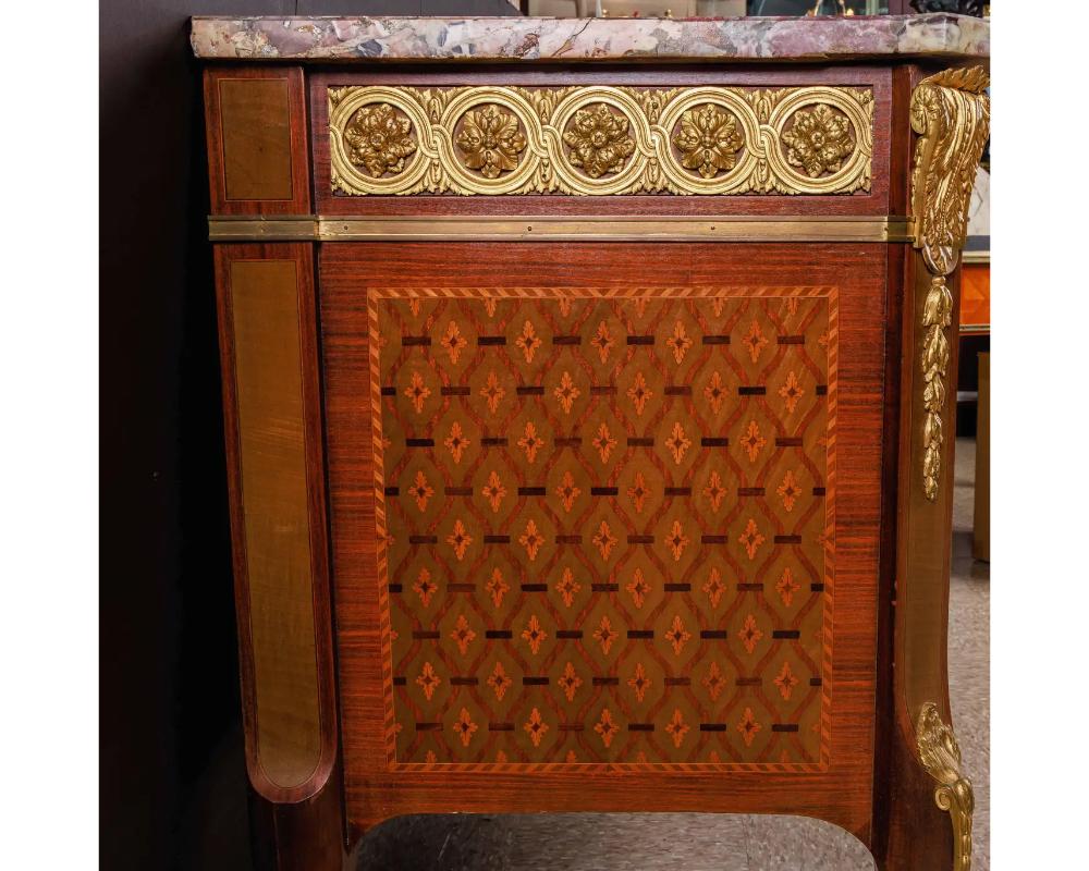 Commode francese in stile Luigi XVI con intarsio e parquette montata su ormolu In condizioni buone in vendita a New York, NY
