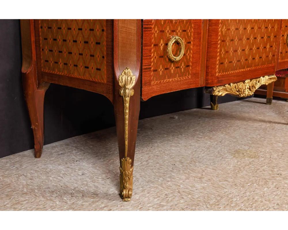 XIX secolo Commode francese in stile Luigi XVI con intarsio e parquette montata su ormolu in vendita