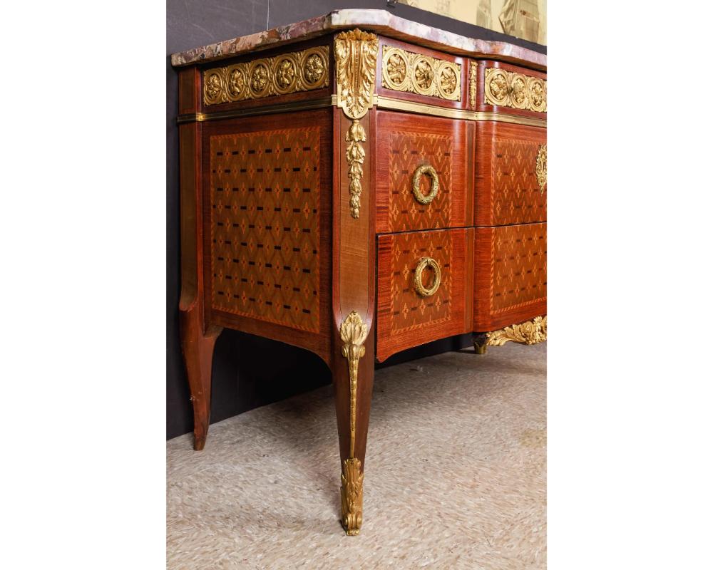 Similoro Commode francese in stile Luigi XVI con intarsio e parquette montata su ormolu in vendita