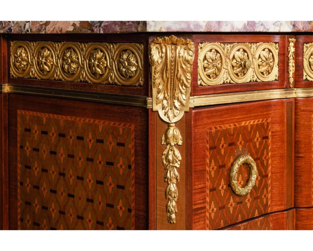 Commode francese in stile Luigi XVI con intarsio e parquette montata su ormolu in vendita 1