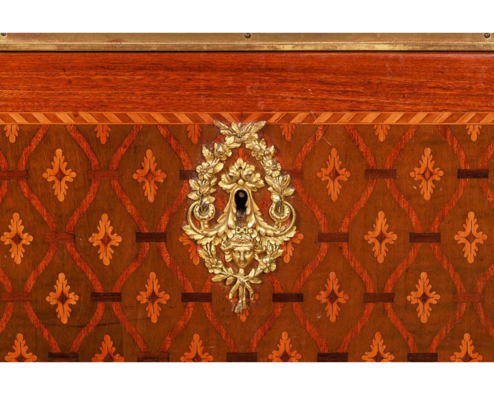 Commode francese in stile Luigi XVI con intarsio e parquette montata su ormolu in vendita 2