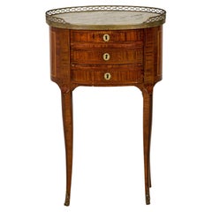 Table de chevet ovale de style Louis XVI à 3 tiroirs et plateau en marbre