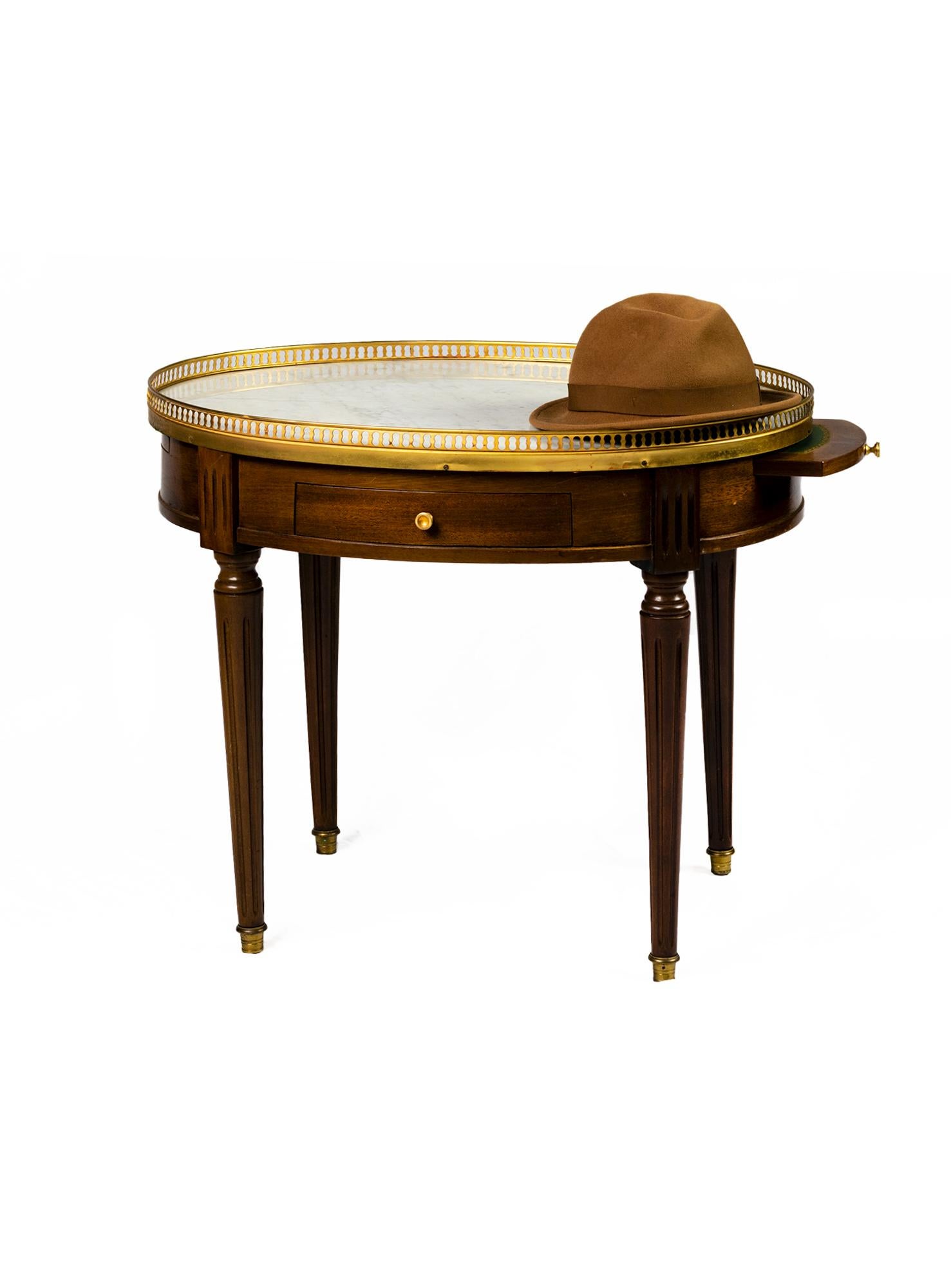 Français Table à bouillotte ovale Guéridon de style Louis XVI en vente