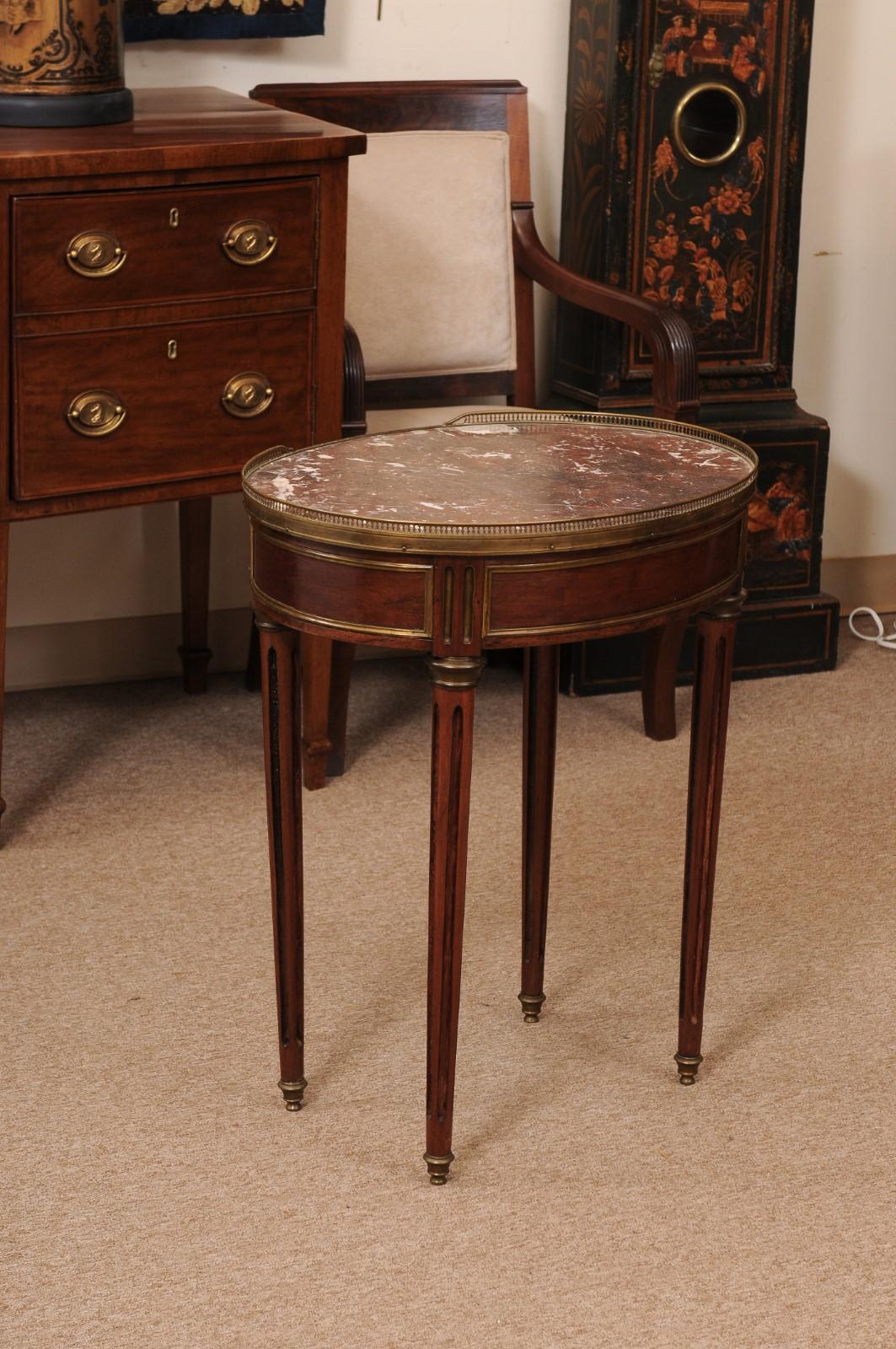 Französischer ovaler Mahagoni-Tisch im Louis-XVI-Stil mit 