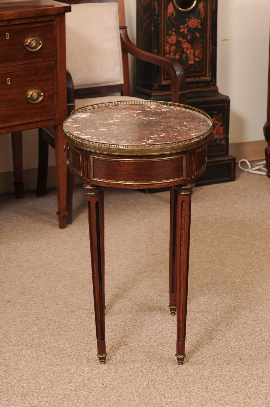 Französischer ovaler Mahagoni-Tisch im Louis-XVI-Stil mit 