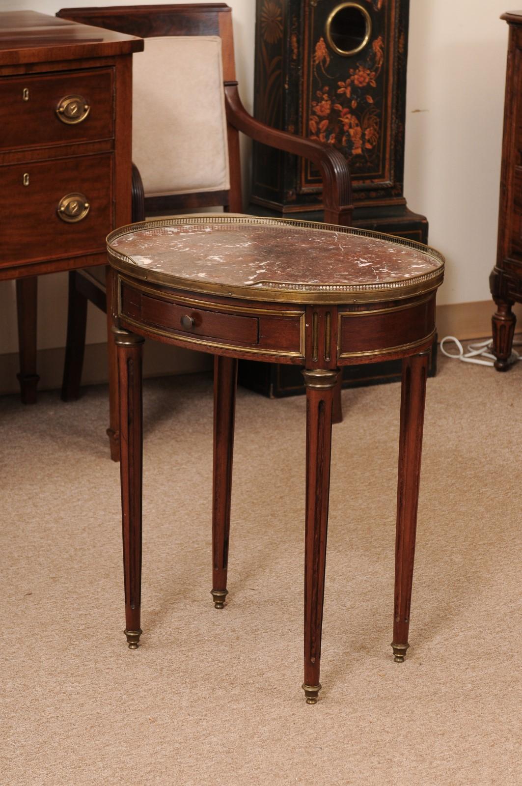 Französischer ovaler Mahagoni-Tisch im Louis-XVI-Stil mit 