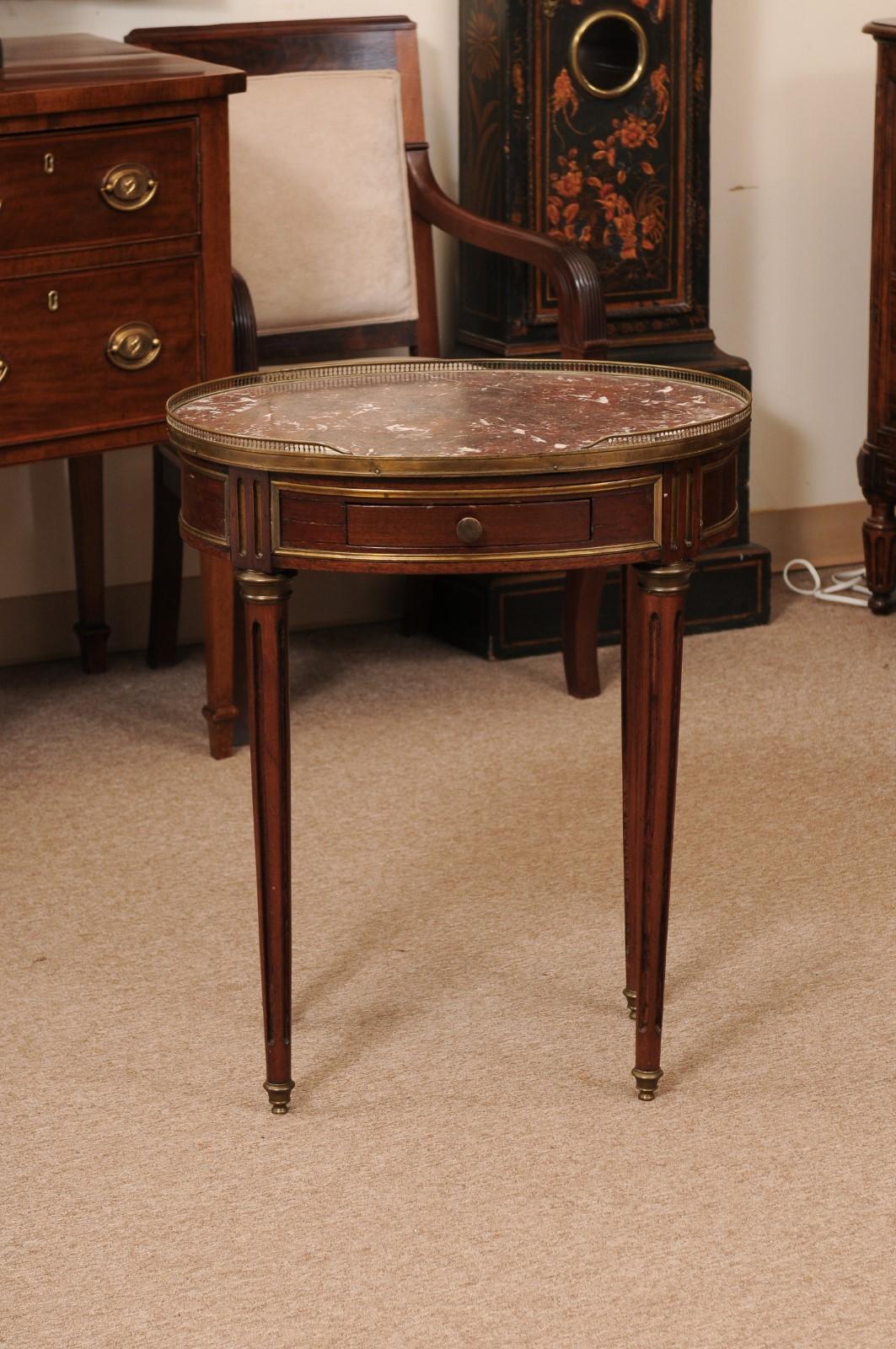 Französischer ovaler Mahagoni-Tisch im Louis-XVI-Stil mit 