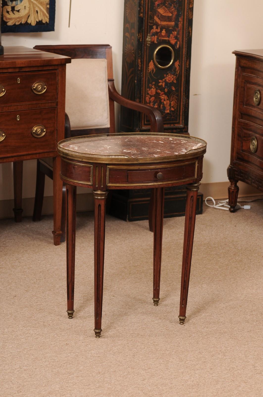 Französischer ovaler Mahagoni-Tisch im Louis-XVI-Stil mit 