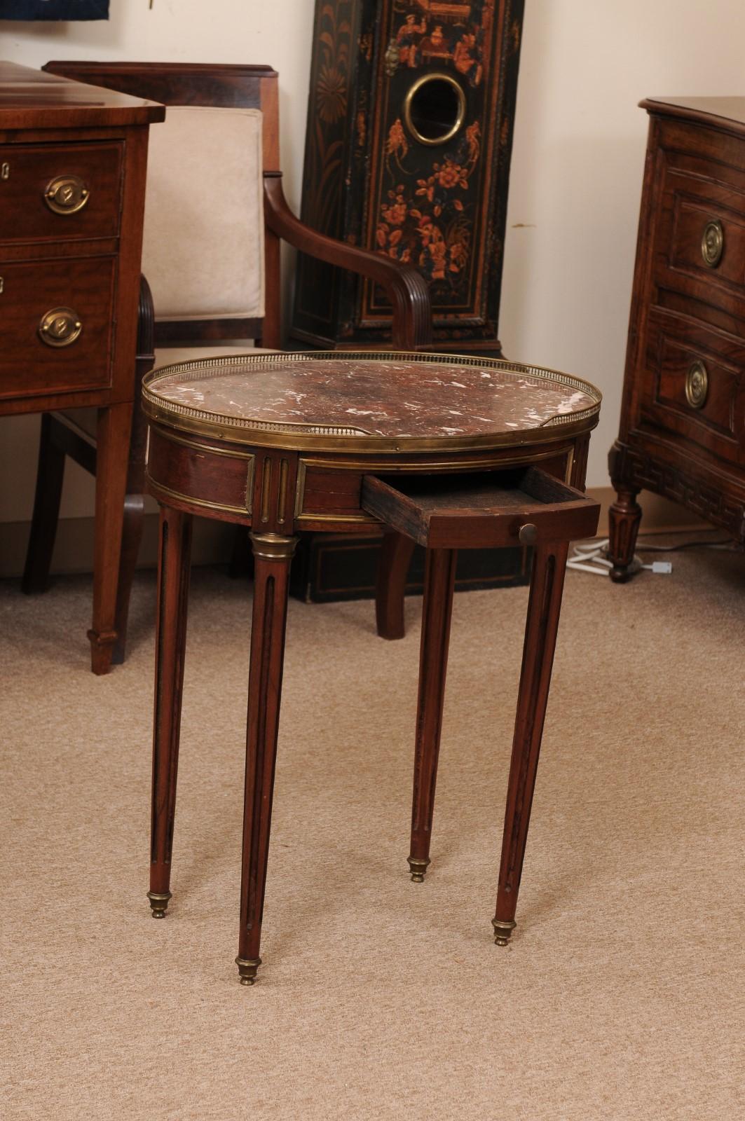 Französischer ovaler Mahagoni-Tisch im Louis-XVI-Stil mit 