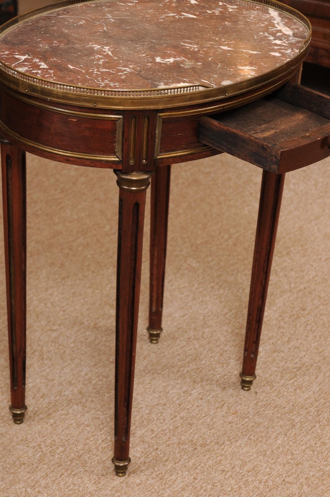 Französischer ovaler Mahagoni-Tisch im Louis-XVI-Stil mit 