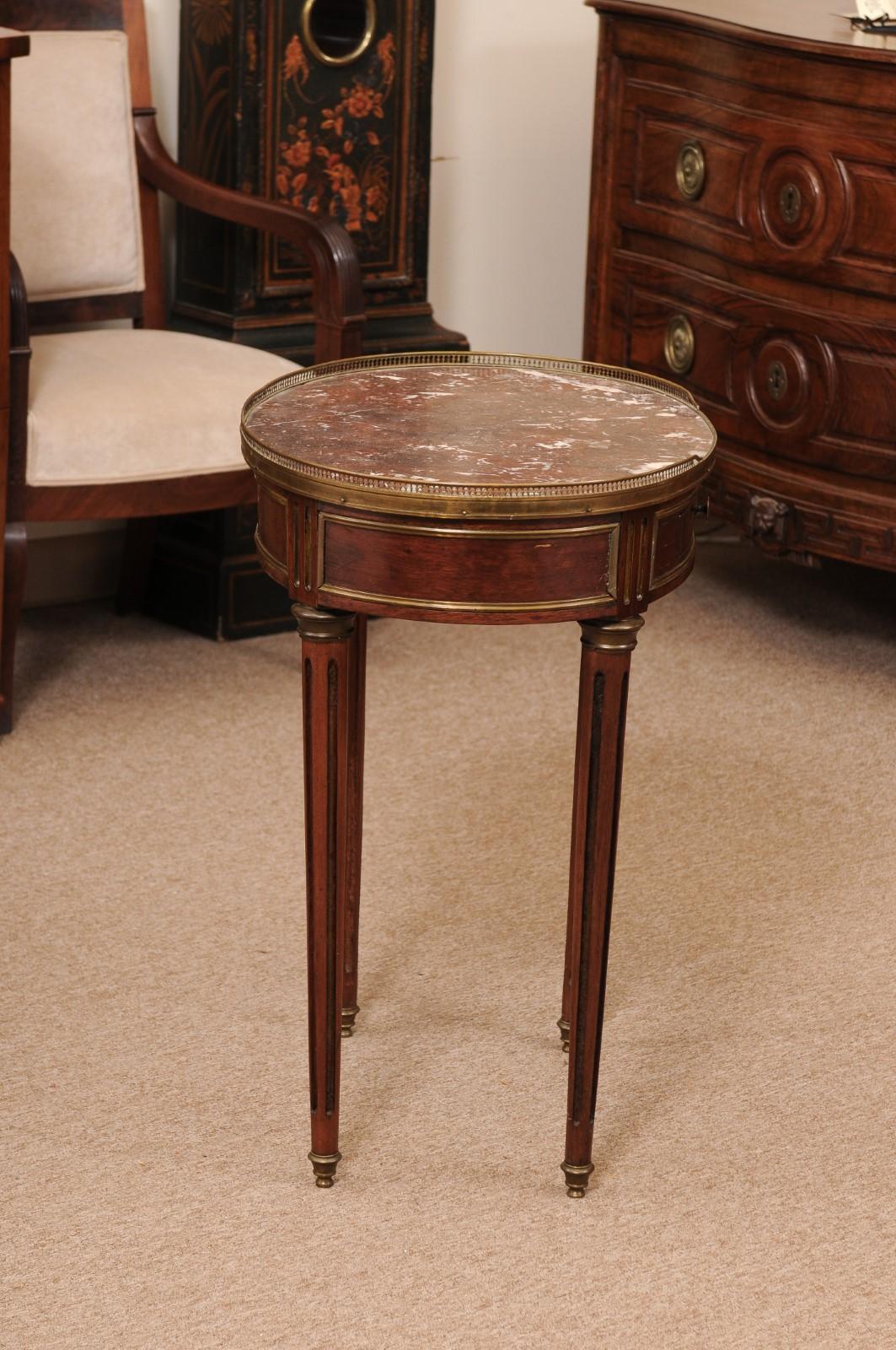 Französischer ovaler Mahagoni-Tisch im Louis-XVI-Stil mit 