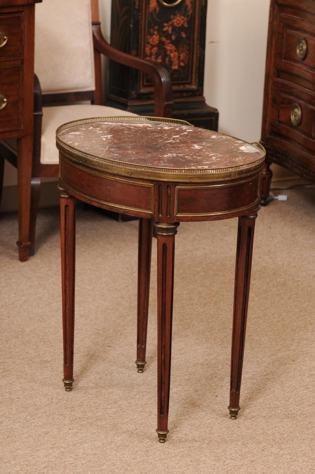 Französischer ovaler Mahagoni-Tisch im Louis-XVI-Stil mit 