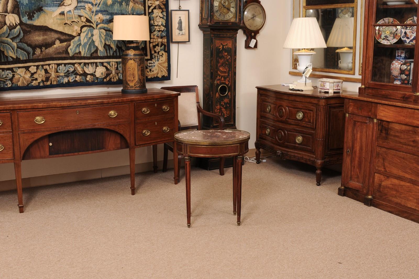 Französischer ovaler Mahagoni-Tisch im Louis-XVI-Stil mit 
