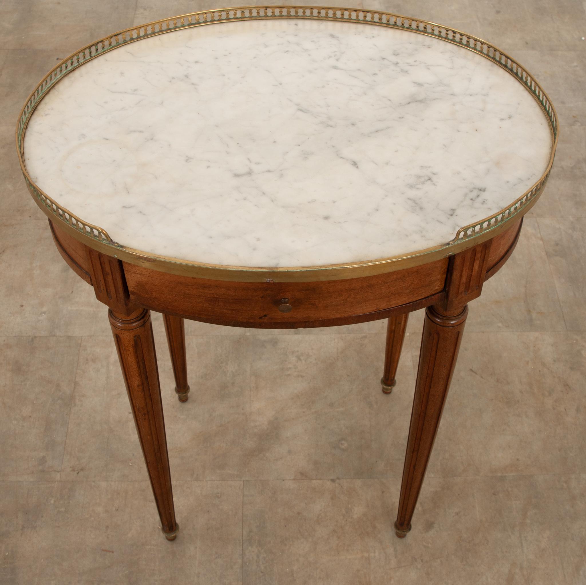 Moulage Table ovale française de style Louis XVI en vente