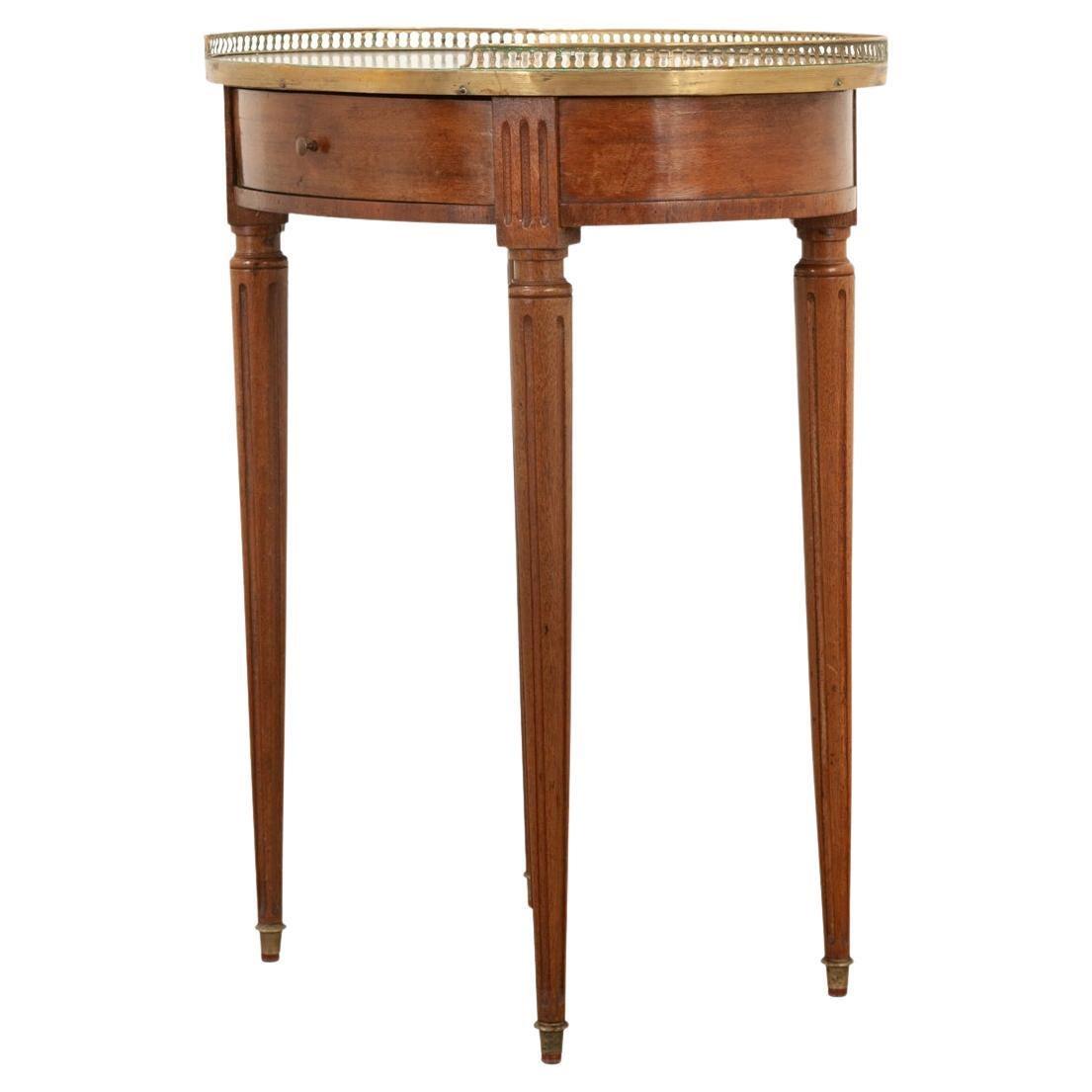 Ovaler Tisch im französischen Louis-XVI.-Stil