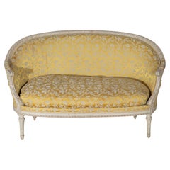 Canapé peint de style Louis XVI avec tapisserie en damas jaune, 20e siècle