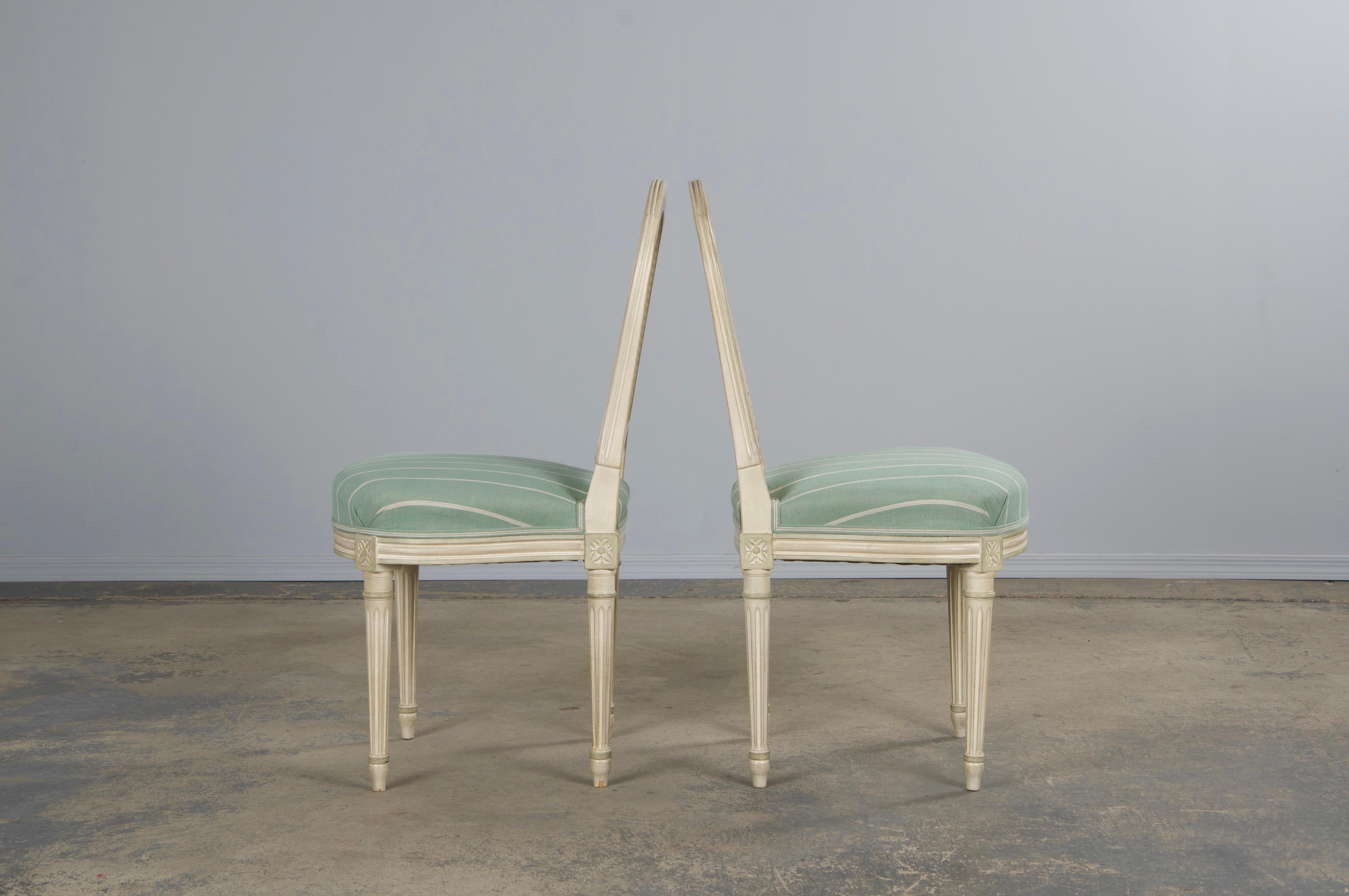 Chaises de salle à manger françaises de style Louis XVI à dossier canné peint avec lin menthe - Lot de 6 en vente 6