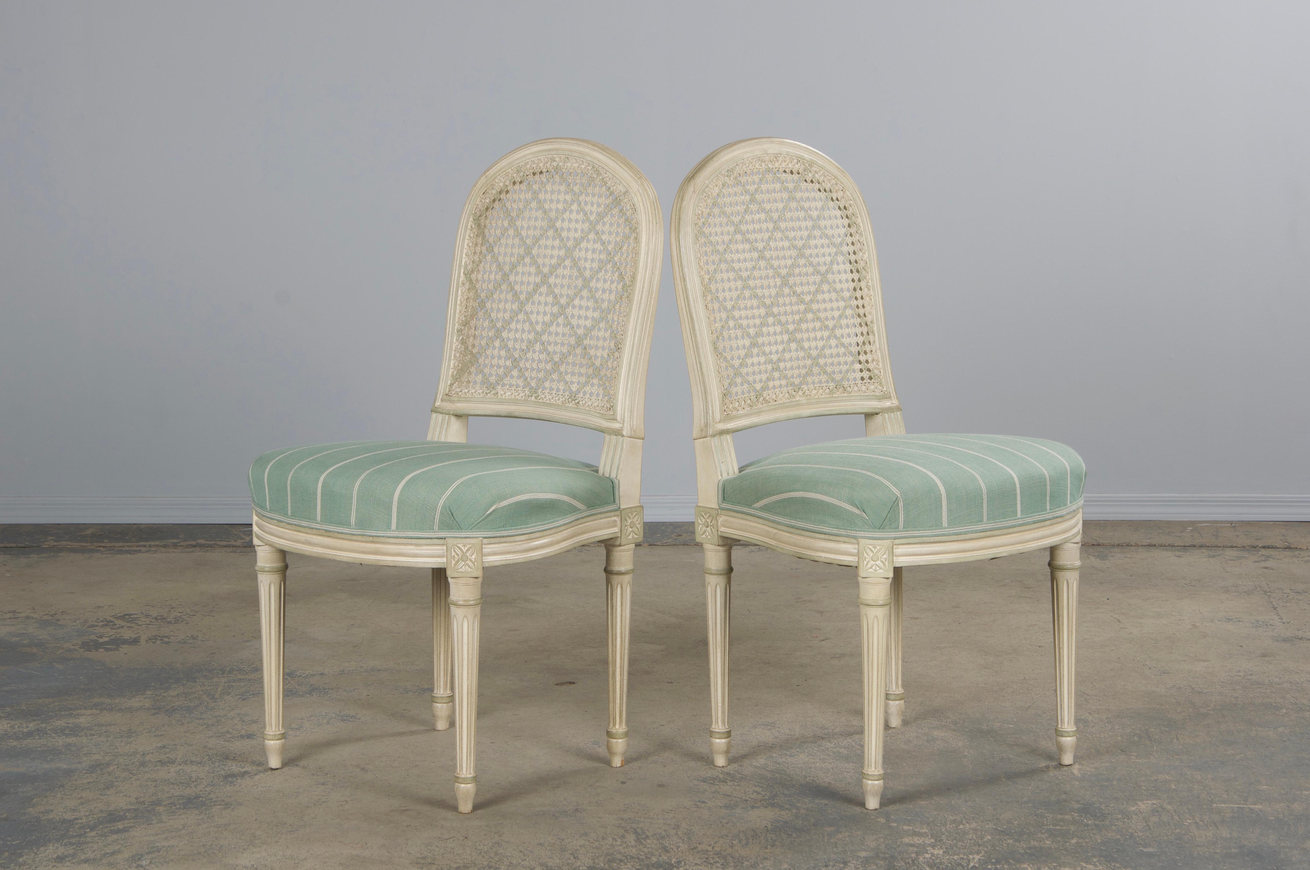 Chaises de salle à manger françaises de style Louis XVI à dossier canné peint avec lin menthe - Lot de 6 en vente 7