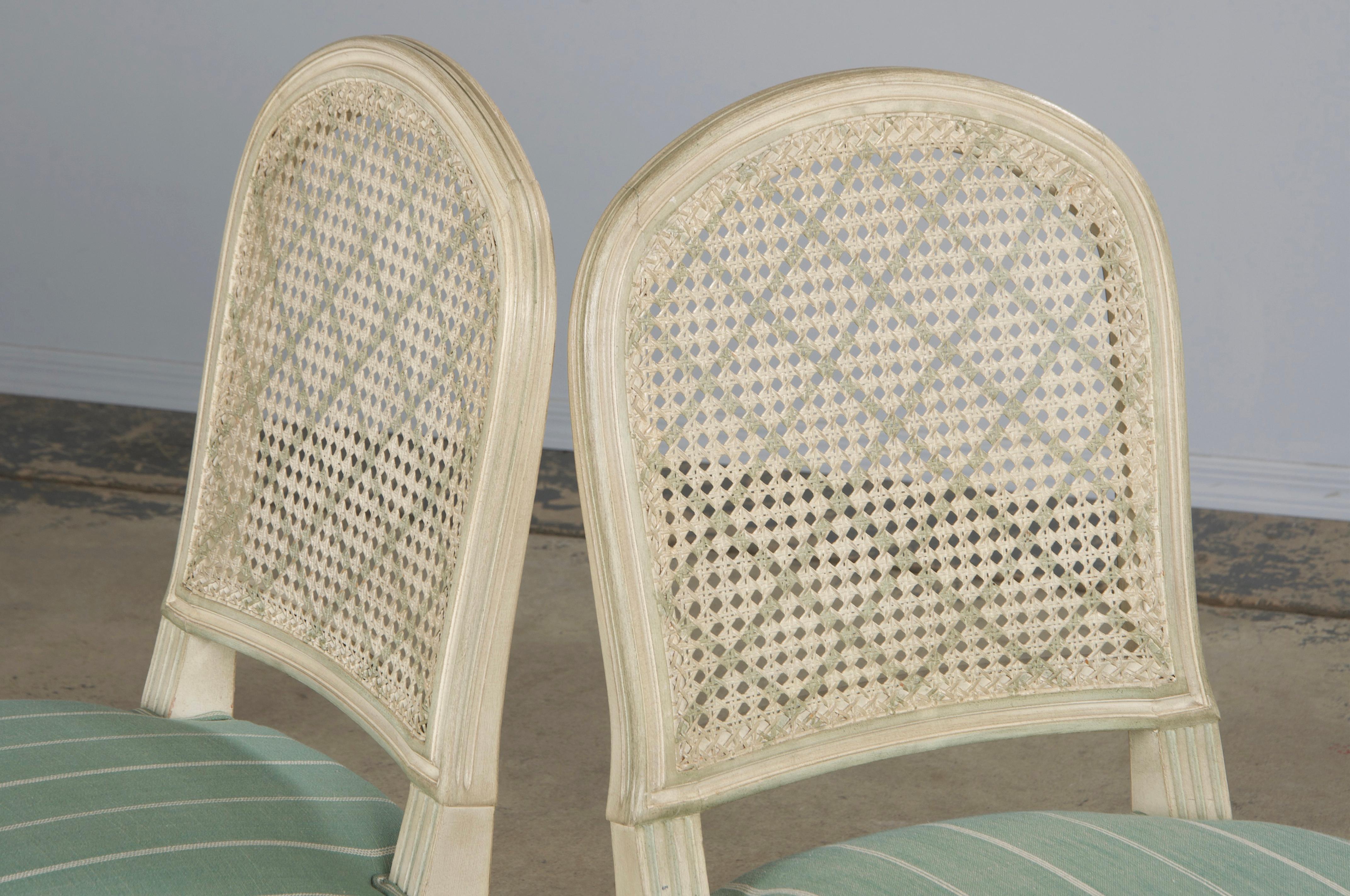 Chaises de salle à manger françaises de style Louis XVI à dossier canné peint avec lin menthe - Lot de 6 en vente 8