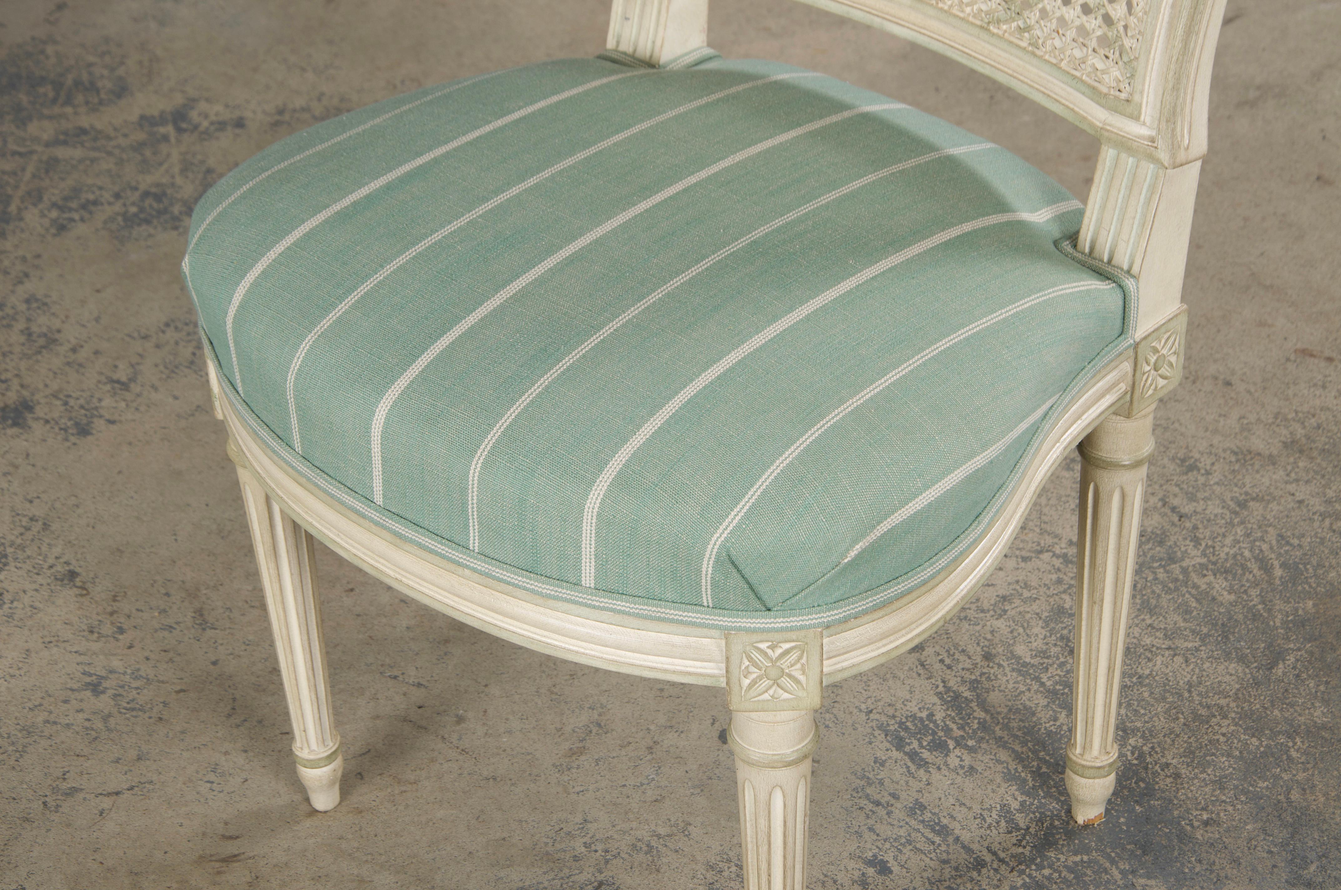 Chaises de salle à manger françaises de style Louis XVI à dossier canné peint avec lin menthe - Lot de 6 en vente 10