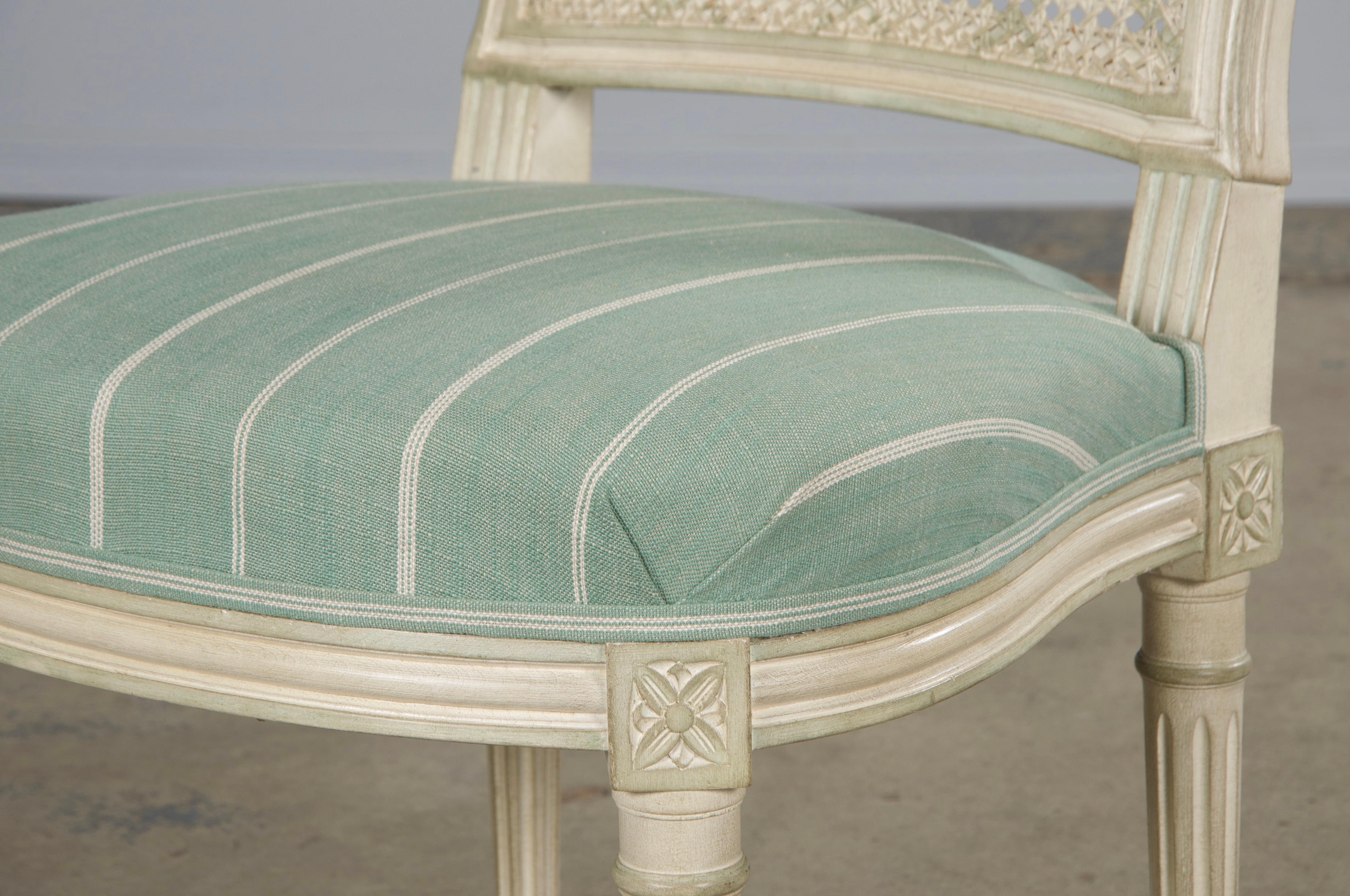 Chaises de salle à manger françaises de style Louis XVI à dossier canné peint avec lin menthe - Lot de 6 en vente 11