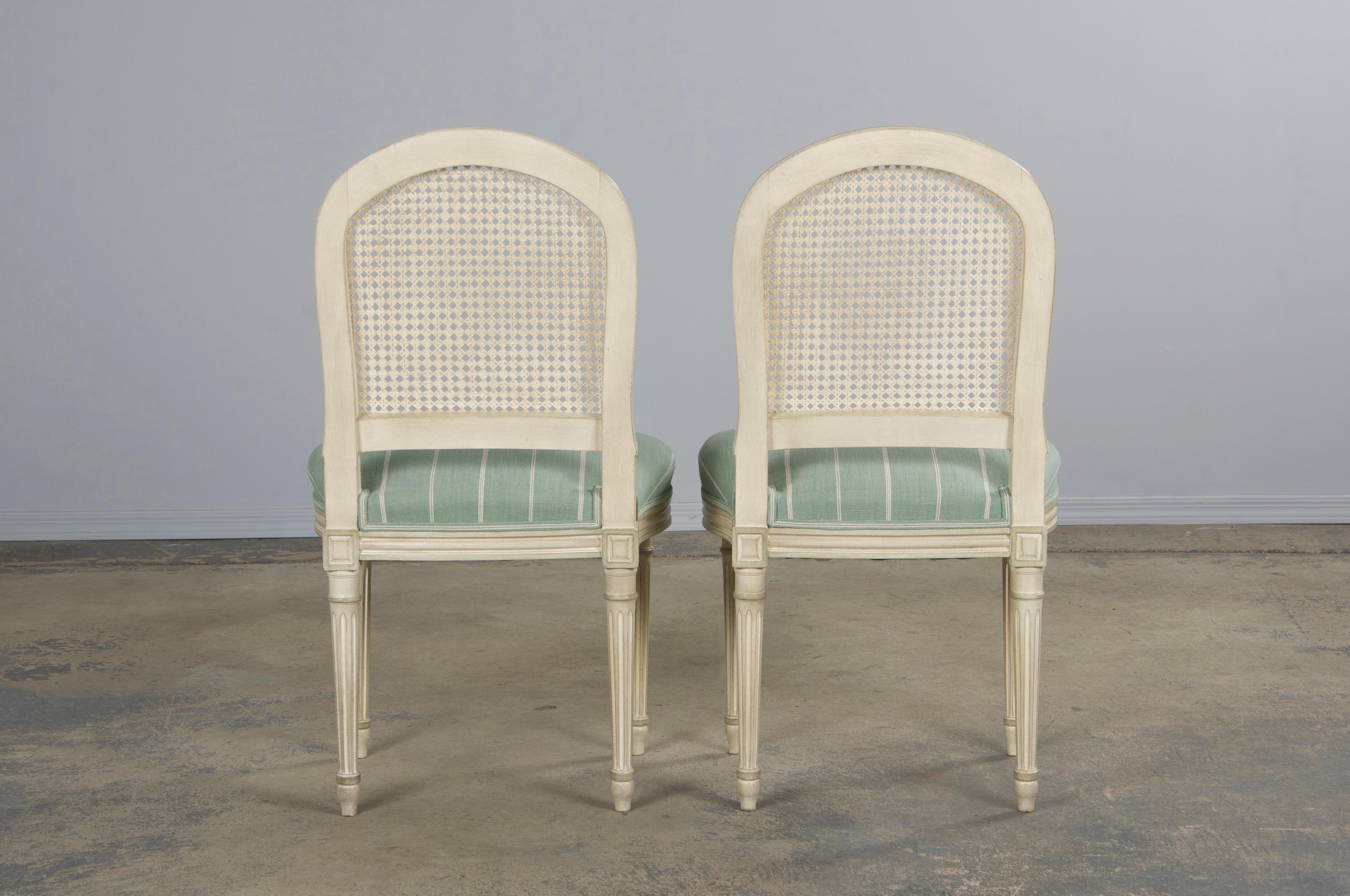 Chaises de salle à manger françaises de style Louis XVI à dossier canné peint avec lin menthe - Lot de 6 en vente 12