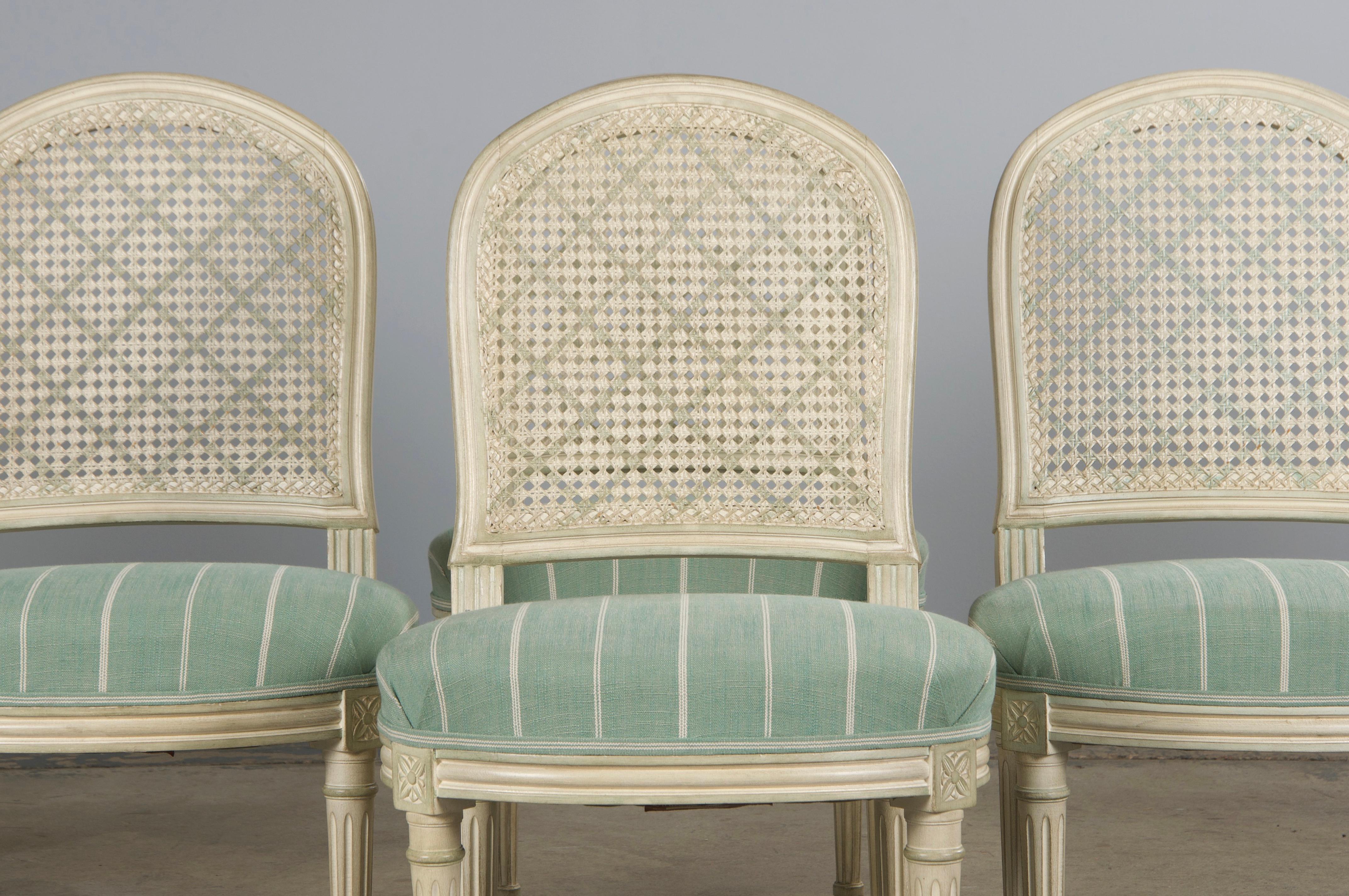 Un ensemble exquis de six chaises de salle à manger françaises de style Louis XVI, datant du début du 20e siècle, provenant directement de Provence, France. Chaque chaise présente un cadre en bois massif sculpté à la main avec un dossier en rotin de