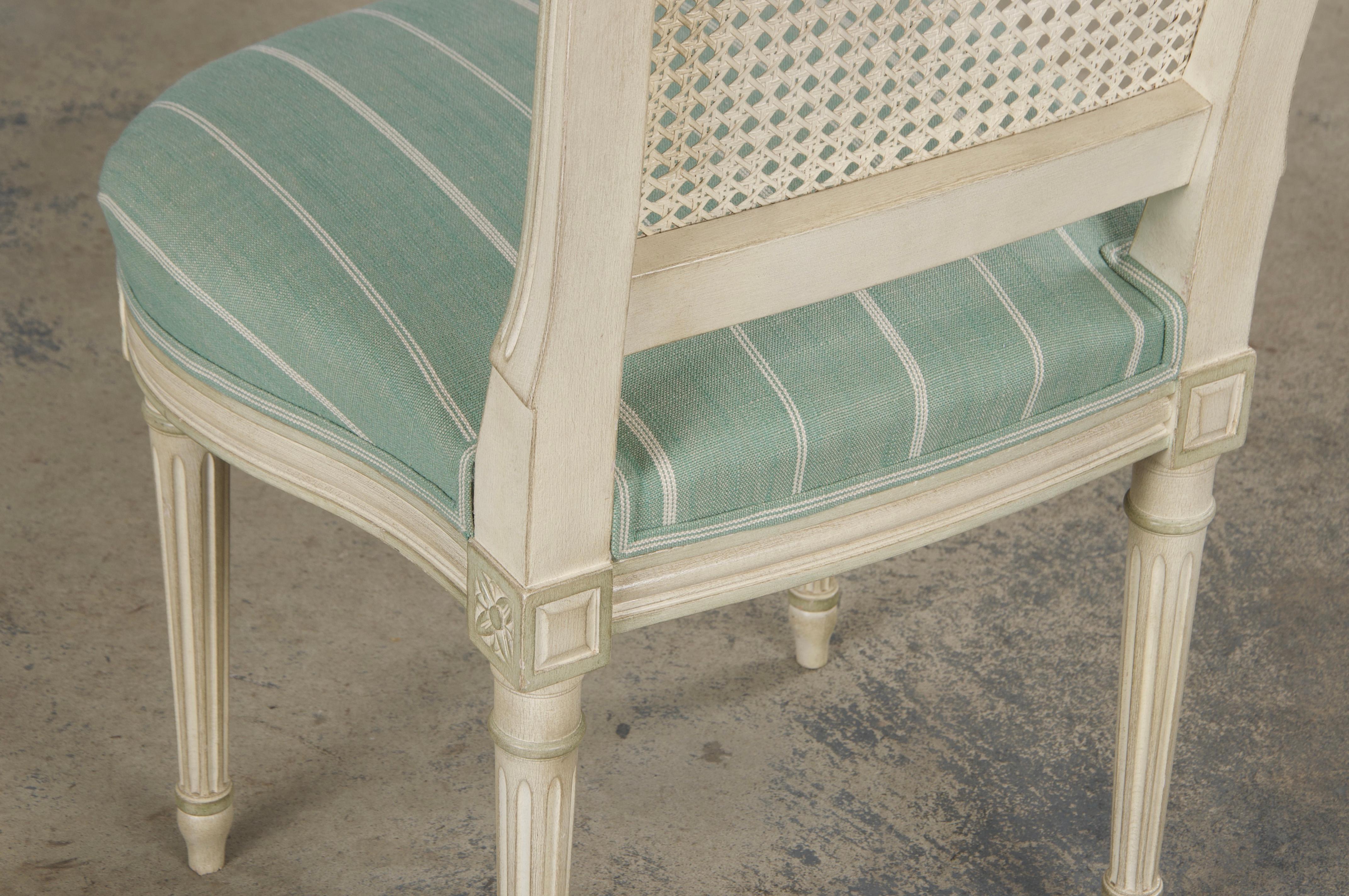 Chaises de salle à manger françaises de style Louis XVI à dossier canné peint avec lin menthe - Lot de 6 en vente 13