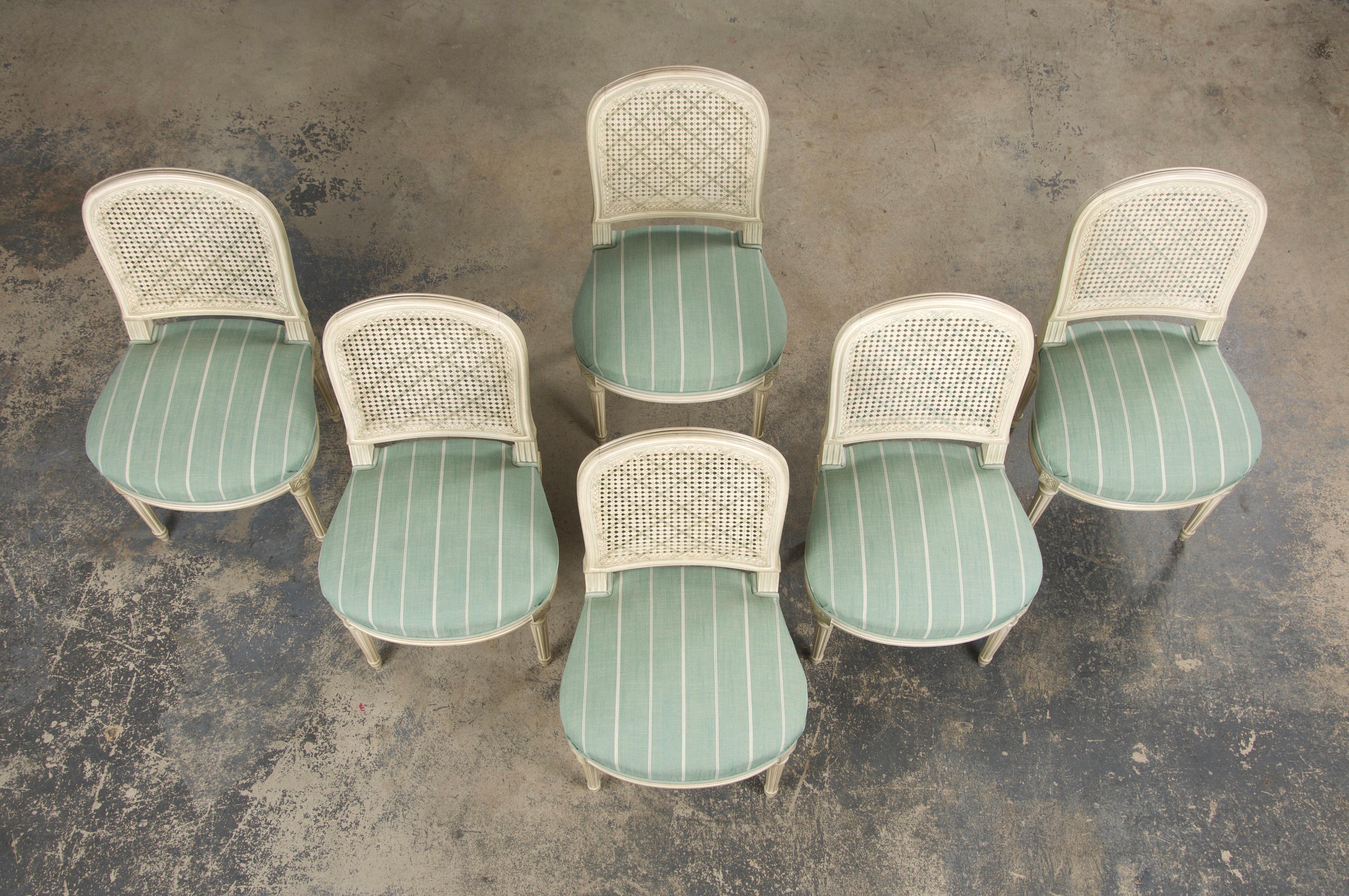 Français Chaises de salle à manger françaises de style Louis XVI à dossier canné peint avec lin menthe - Lot de 6 en vente