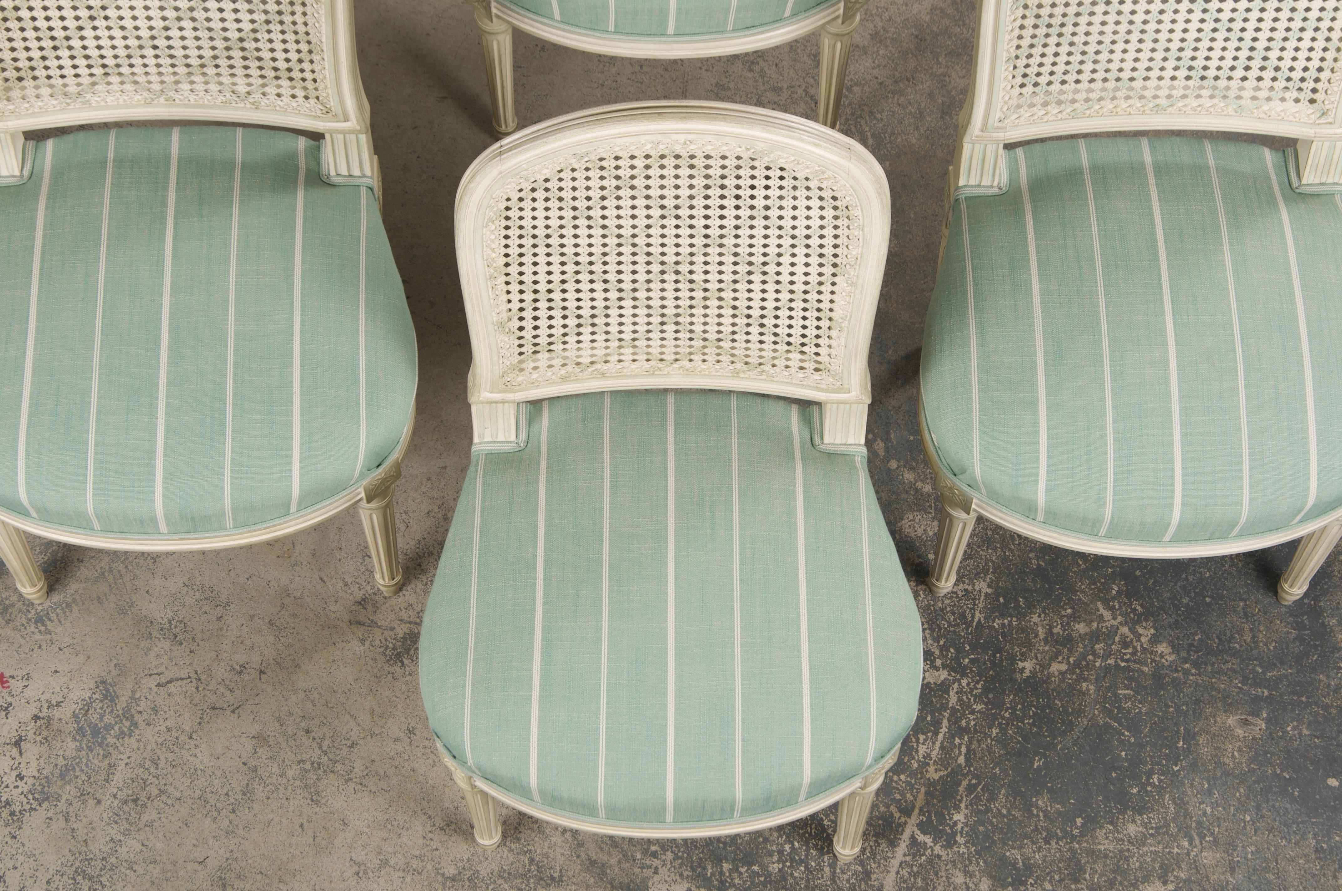 Sculpté à la main Chaises de salle à manger françaises de style Louis XVI à dossier canné peint avec lin menthe - Lot de 6 en vente