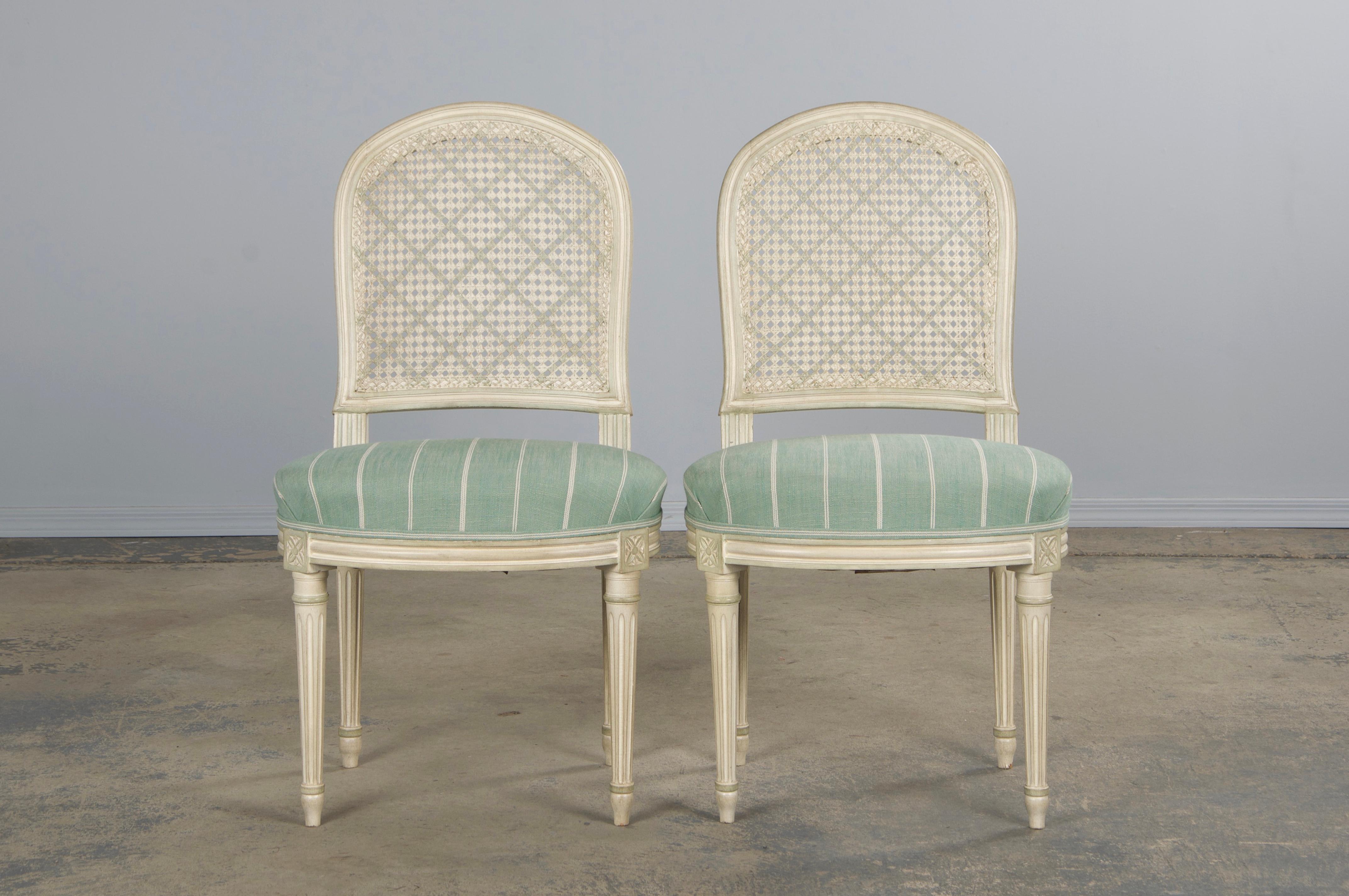 Chaises de salle à manger françaises de style Louis XVI à dossier canné peint avec lin menthe - Lot de 6 Bon état - En vente à Astoria, NY