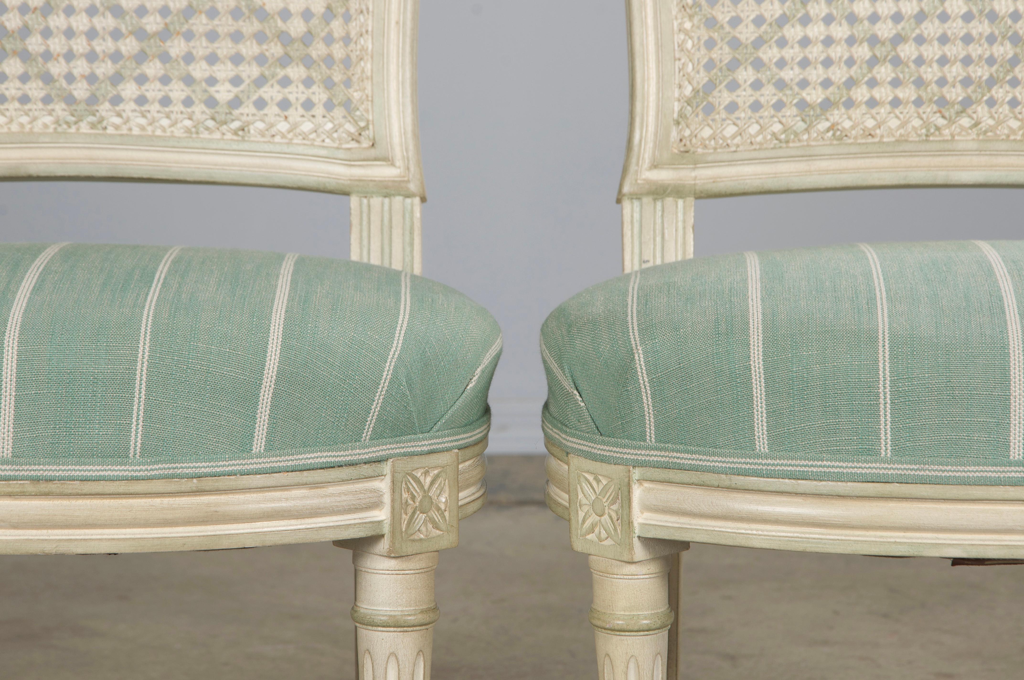 20ième siècle Chaises de salle à manger françaises de style Louis XVI à dossier canné peint avec lin menthe - Lot de 6 en vente
