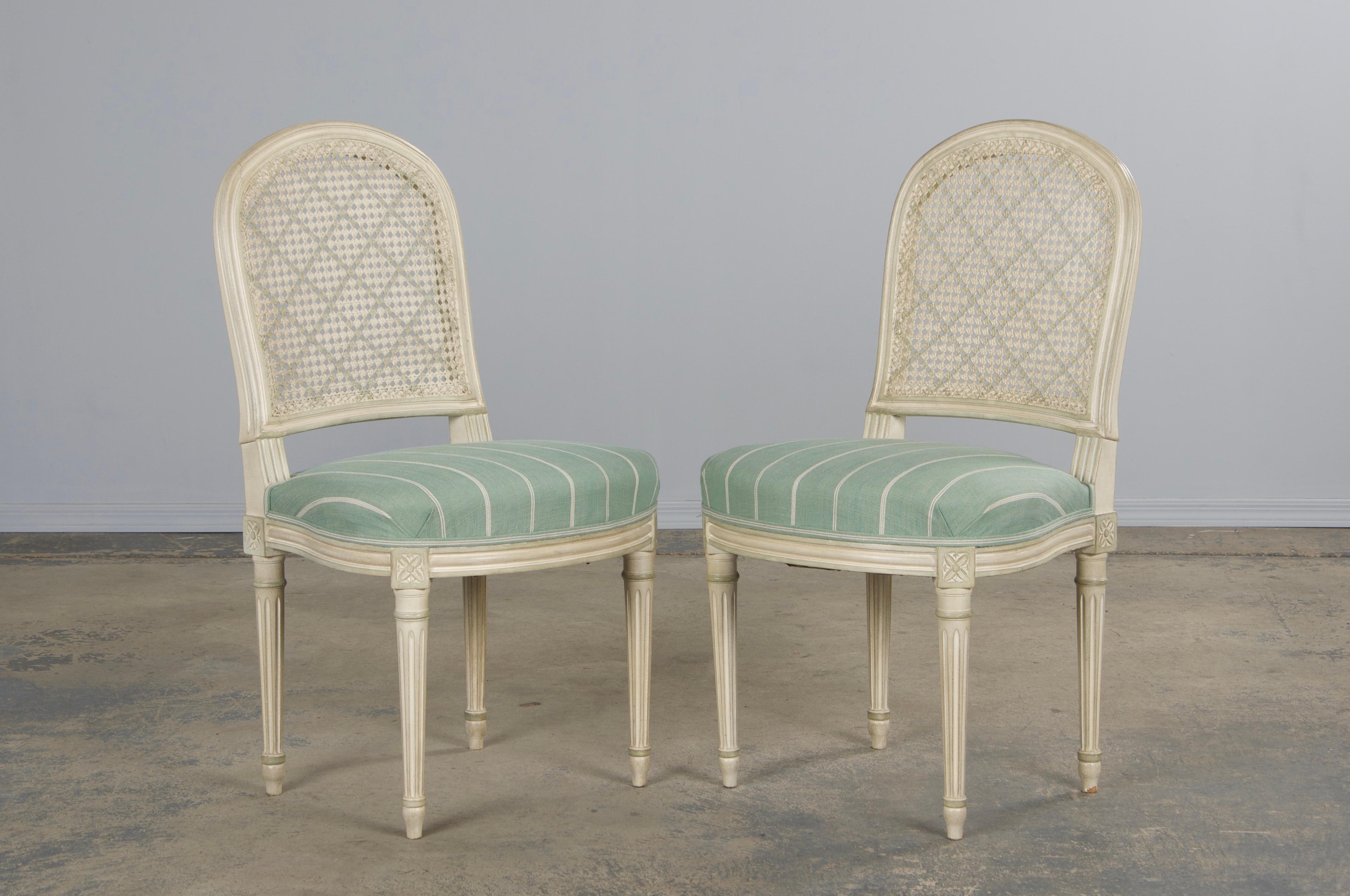 Lin Chaises de salle à manger françaises de style Louis XVI à dossier canné peint avec lin menthe - Lot de 6 en vente
