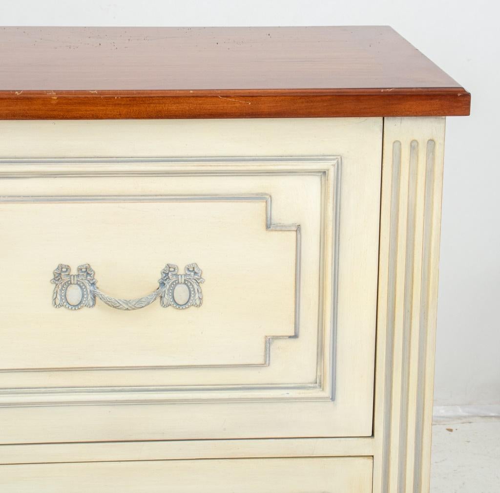French Louis XVI style white painted with grey patina dresser or commode raised on square fluted feet, having a walnut top above two drawers. In good condition. Wear consistent with age and use.

Dealer: S138XX.