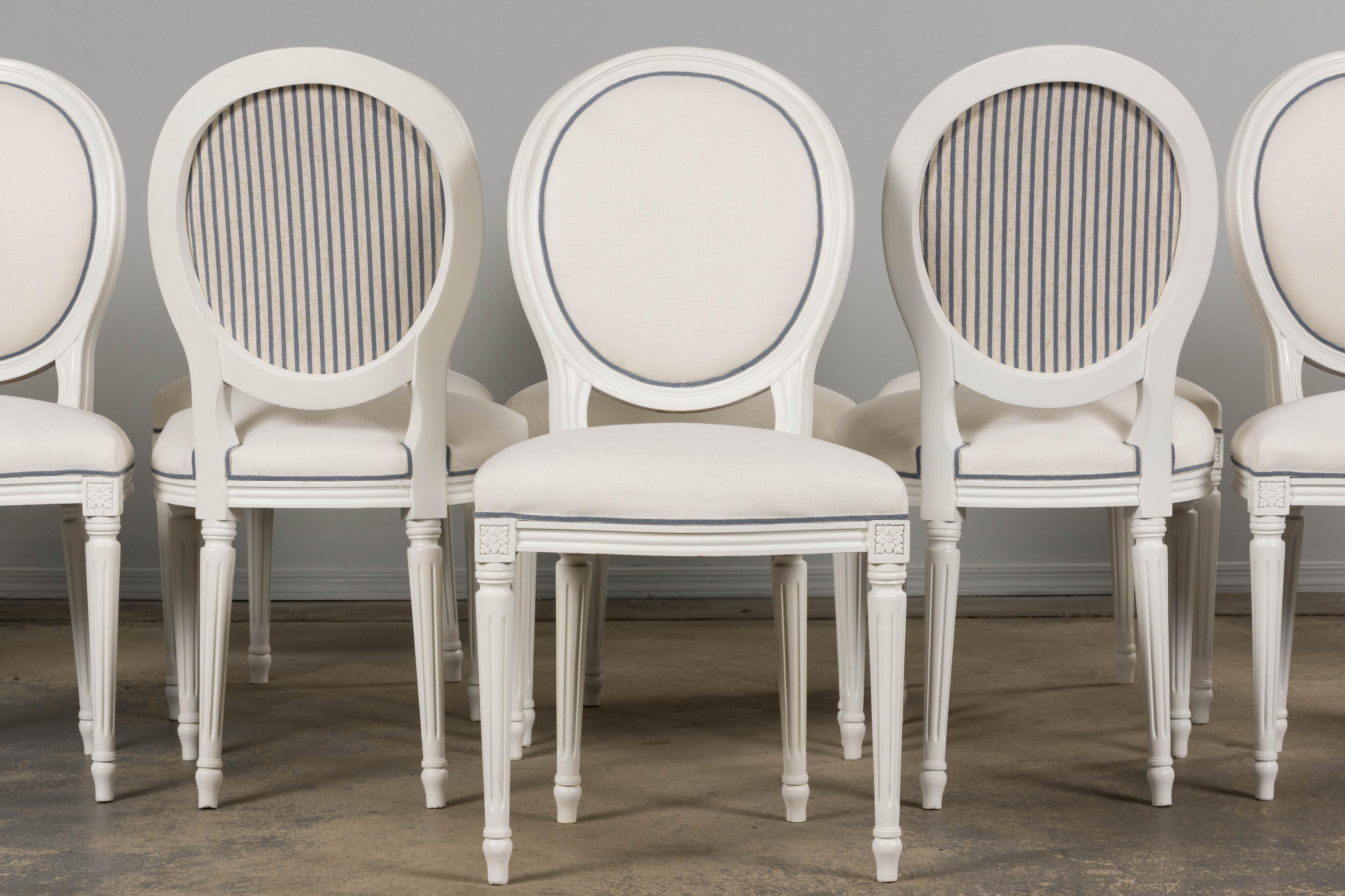 Un raffinato set di dieci sedie da pranzo francesi della fine del XX secolo in stile Luigi XVI, provenienti dalla Provenza e completamente reimmaginate nel nostro studio di design con una sensibilità sartoriale e costiera. Realizzata in acero