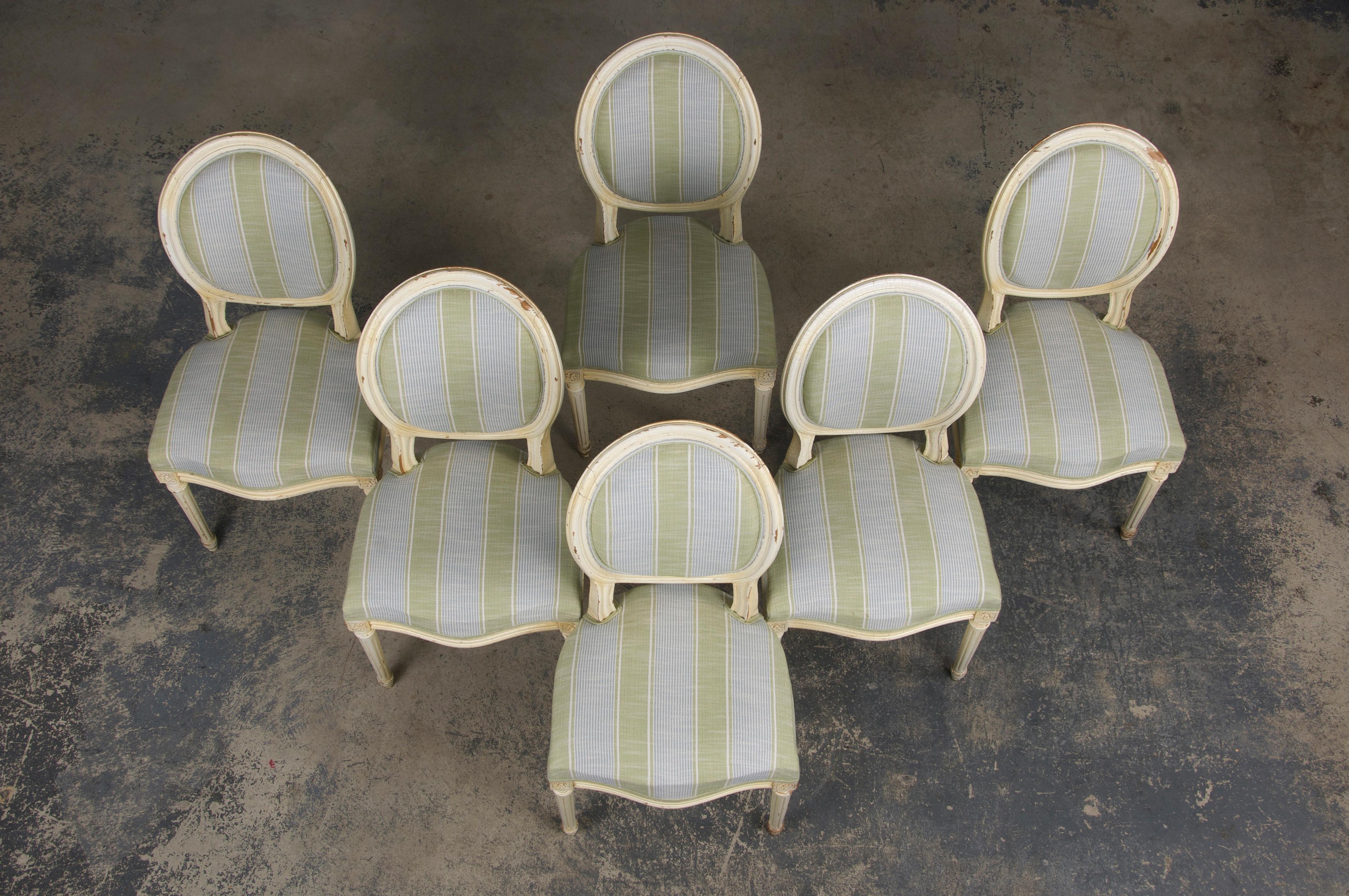 Francese Sedie da pranzo francesi dipinte in stile Luigi XVI con lenzuola a righe - Set di 6 in vendita