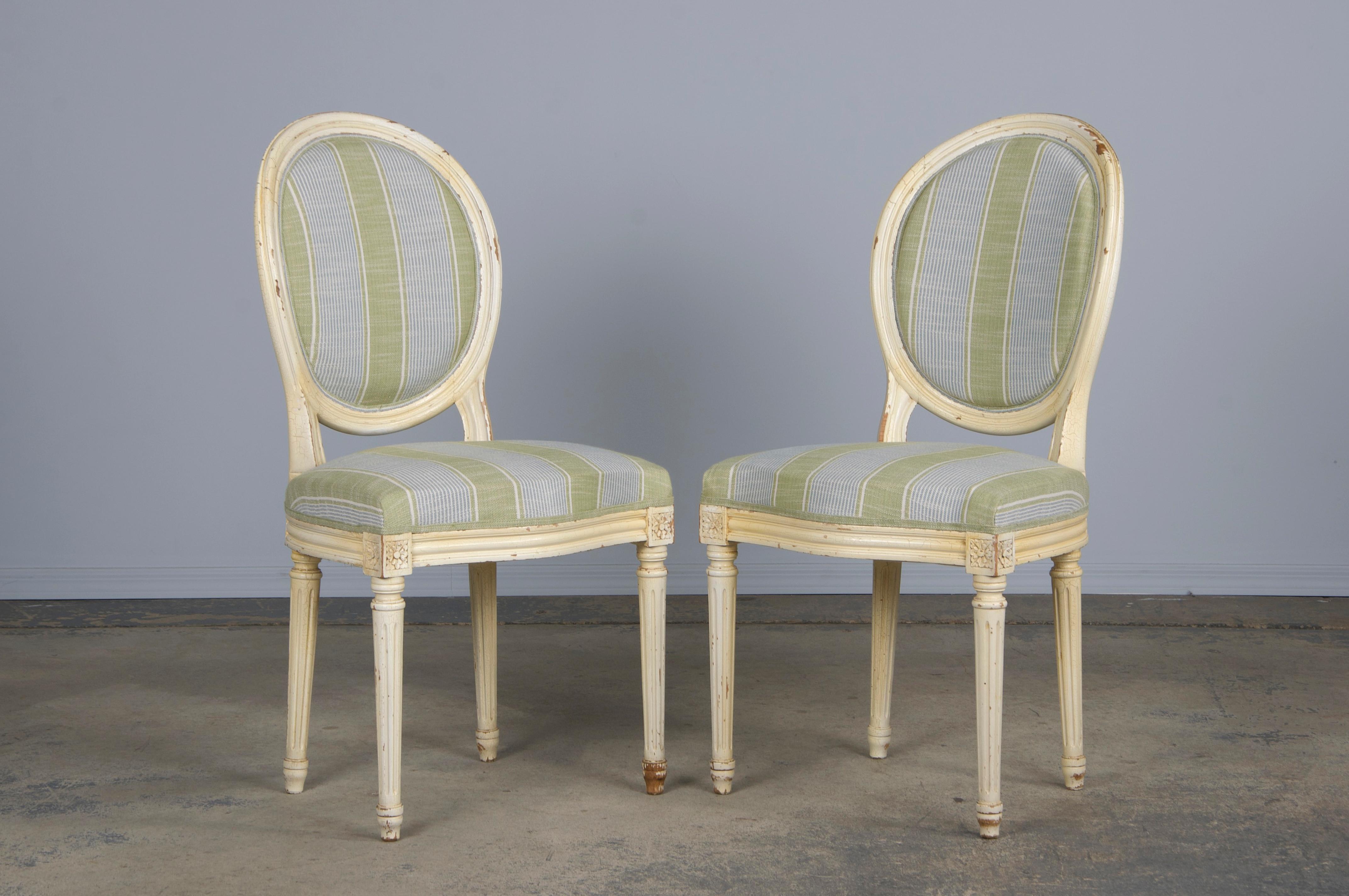 Sedie da pranzo francesi dipinte in stile Luigi XVI con lenzuola a righe - Set di 6 in vendita 2