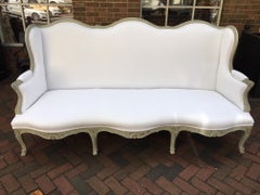 Divano dipinto in stile Luigi XVI con dettagli d'intaglio, XIX secolo
