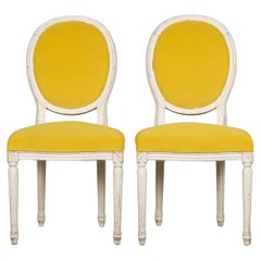 Sedie laterali francesi dipinte in stile Luigi XVI in velluto color limone - Una coppia