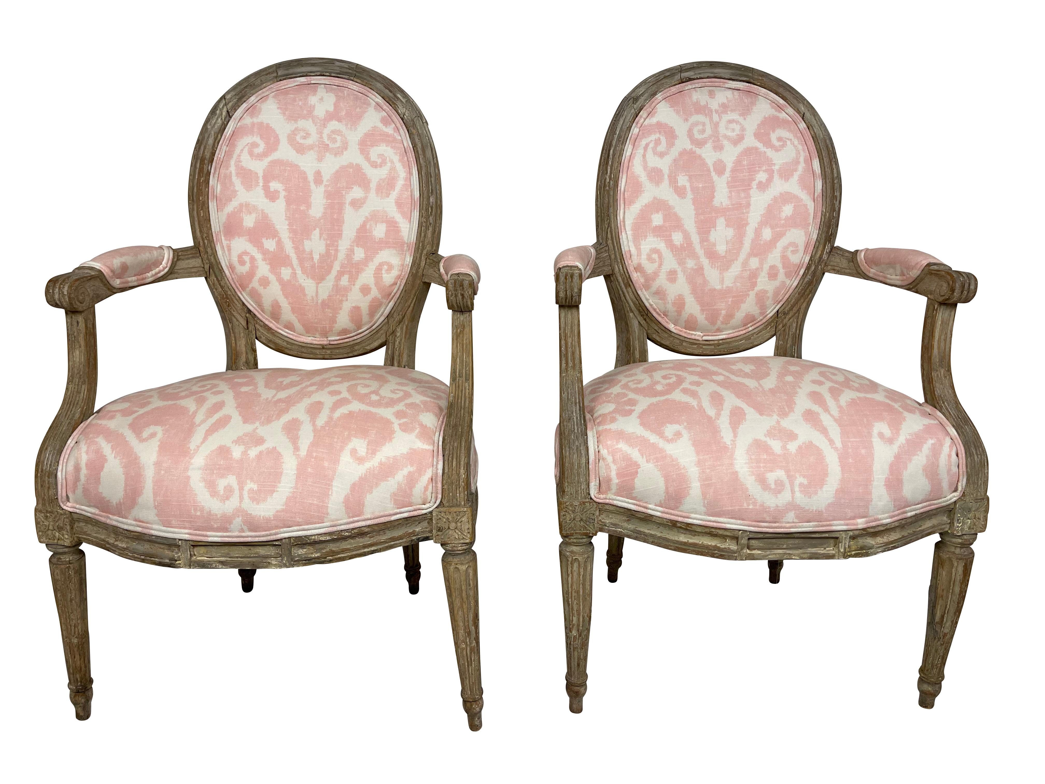 Américain Paire de fauteuils français de style Louis XVI peints en tissu Ikat rose en vente
