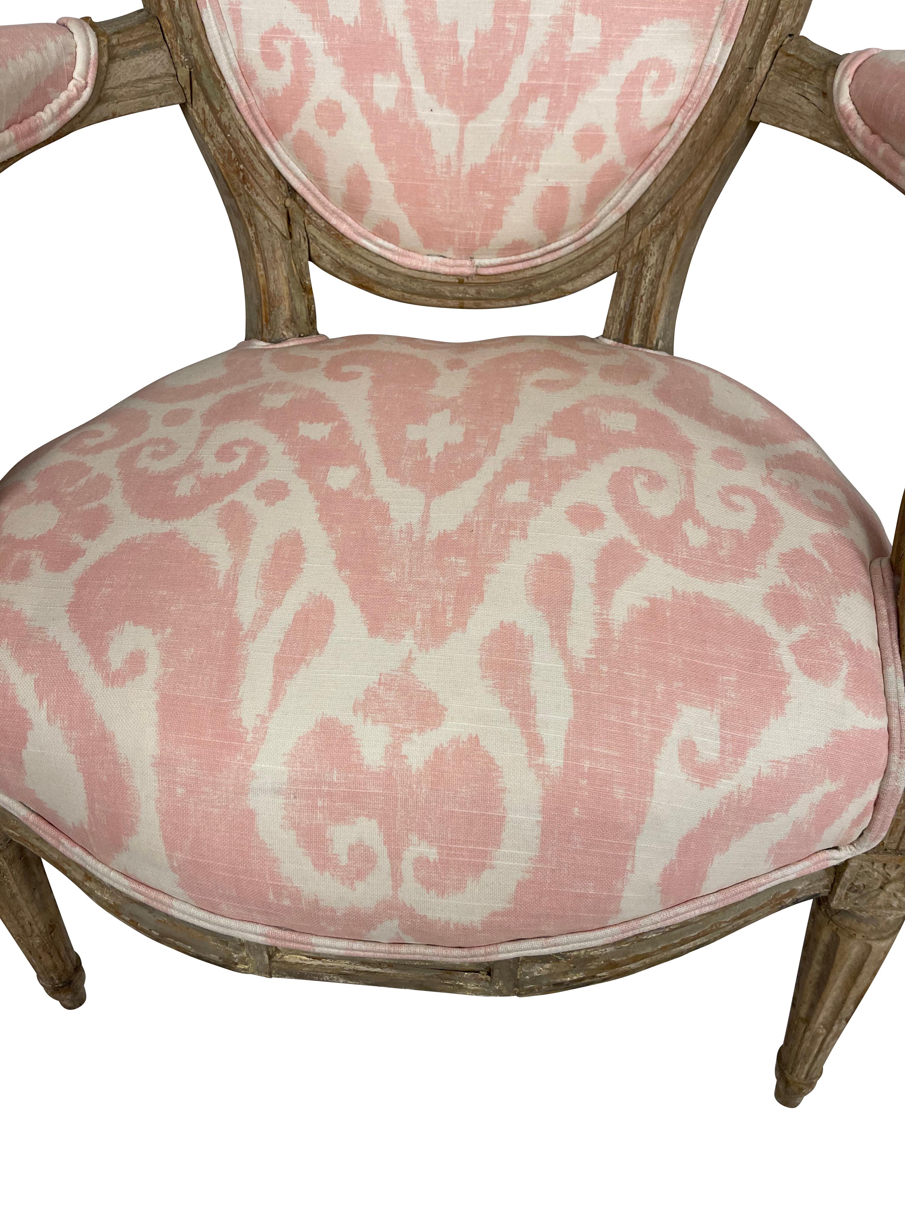 American French Louis XVI Style Pair of Grey Painted Armchairs in Pink Ikat Fabric For Sale