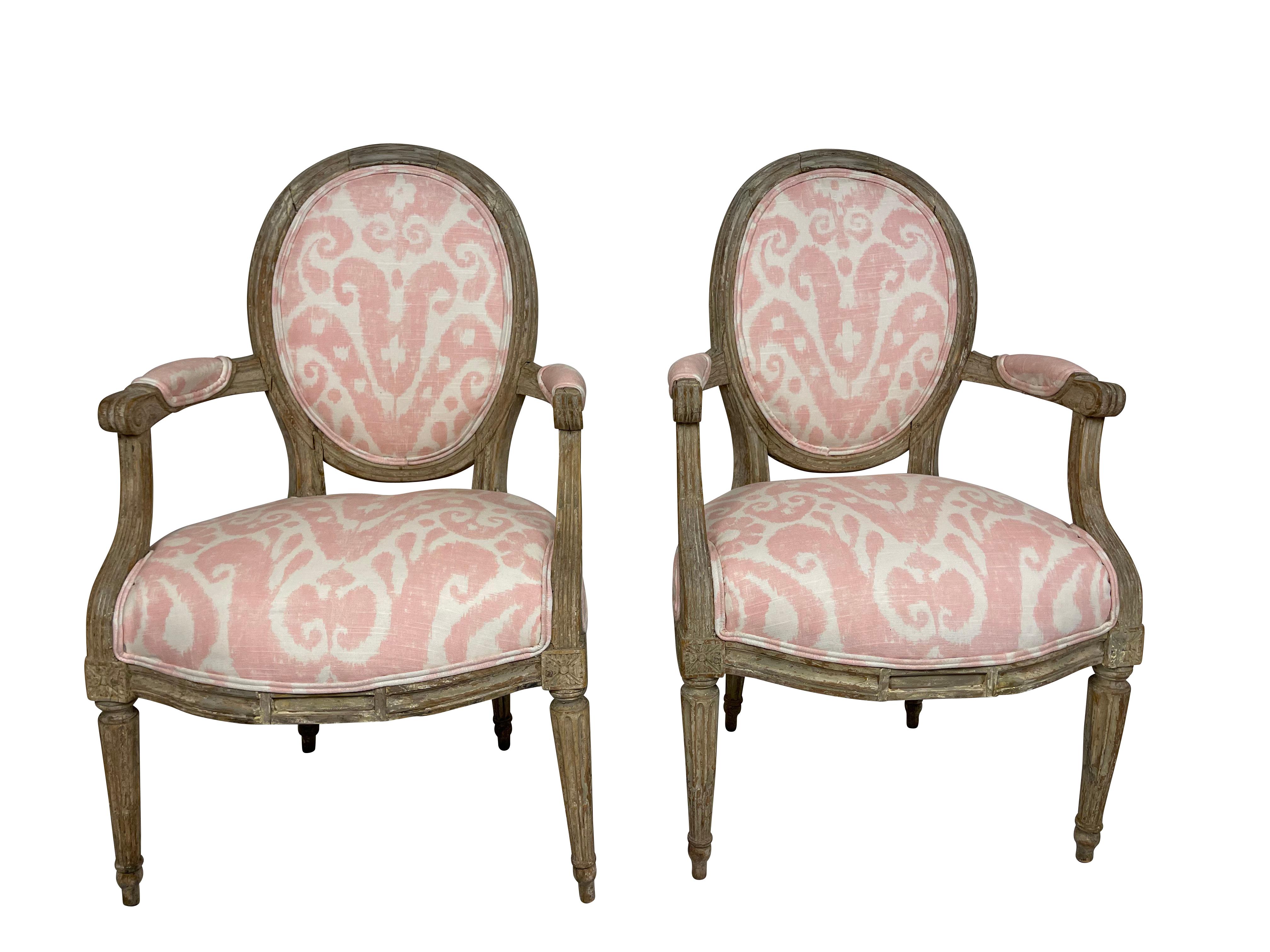 Carved French Louis XVI Style Pair of Grey Painted Armchairs in Pink Ikat Fabric For Sale