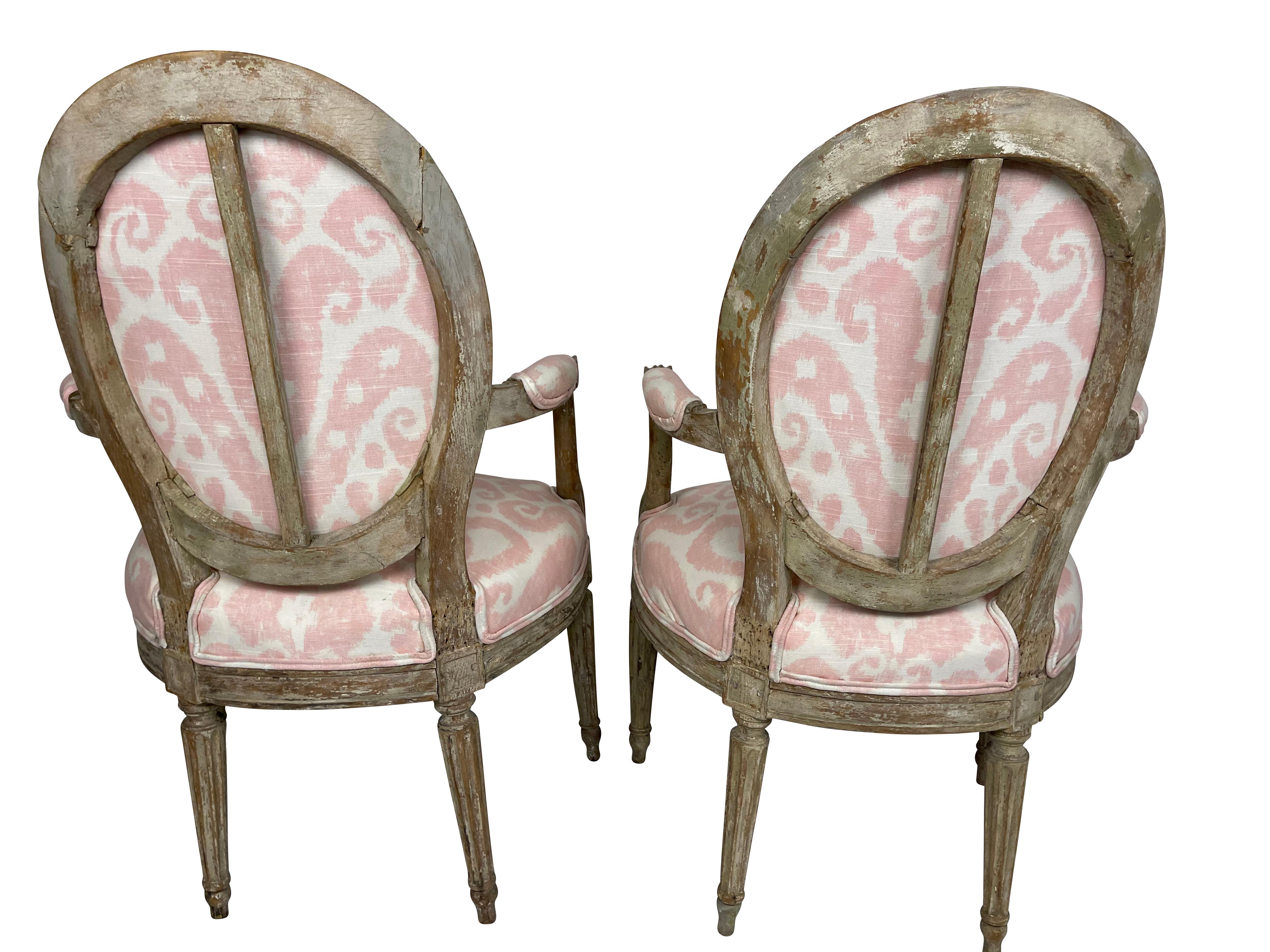 French Louis XVI Style Pair of Grey Painted Armchairs in Pink Ikat Fabric In Good Condition For Sale In Essex, MA